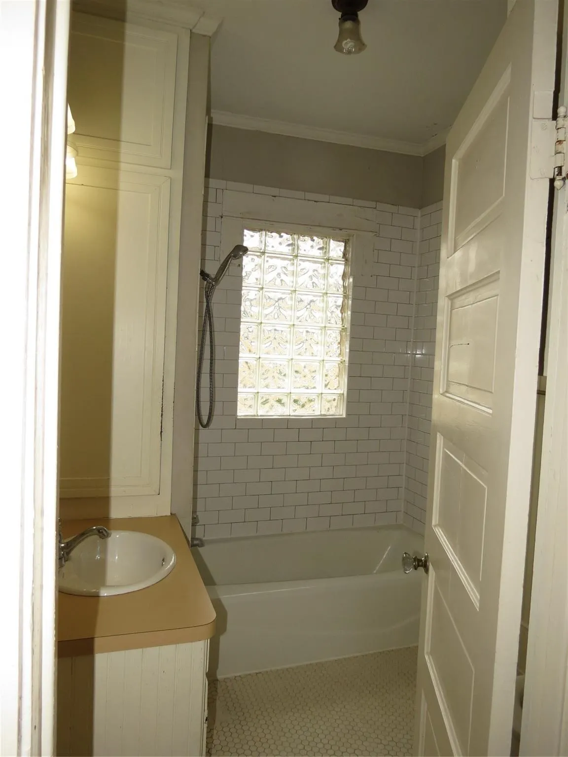 Apartment For Rent in Dallas County , 2516 Del Mar, Dallas, Texas 75206, 1 Bedroom, 1 Bathroom, Garage spaces, 800 Sqft, built in 1925, mls#21358799, Real Estate Agent in Dallas, Homes For Rent in Dallas county, Homes For Rent in Dallas, Realtor in Dallas Texas, Real Estate Brokerage Independent Realty Texas, Luminita Cordes Realtor