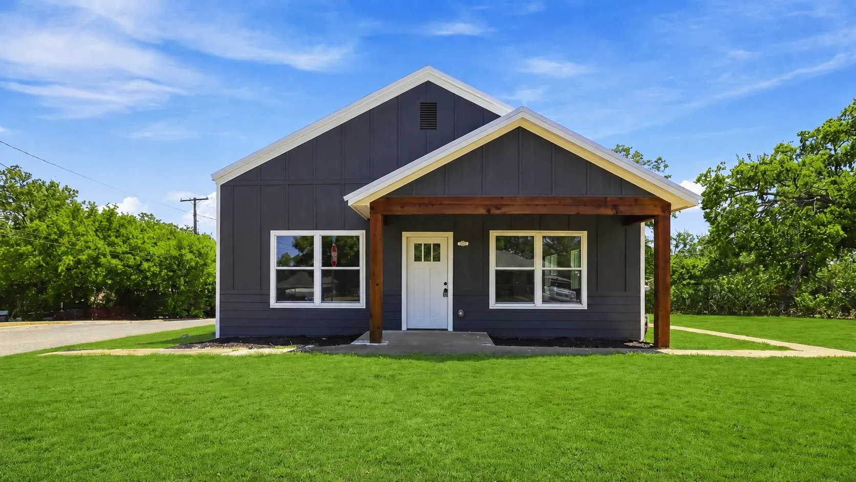 Single Family Residence For Sale in Grayson County , 214 D Street, Whitesboro, Texas 76273, 3 Bedroom, 2 Bathroom, Garage spaces, 1,485 Sqft, built in 1960, mls#21358592, Real Estate Agent in Whitesboro, Homes For Sale in Grayson county, Homes For Sale in Whitesboro, Realtor in Whitesboro Texas, Real Estate Brokerage Independent Realty Texas, Luminita Cordes Realtor