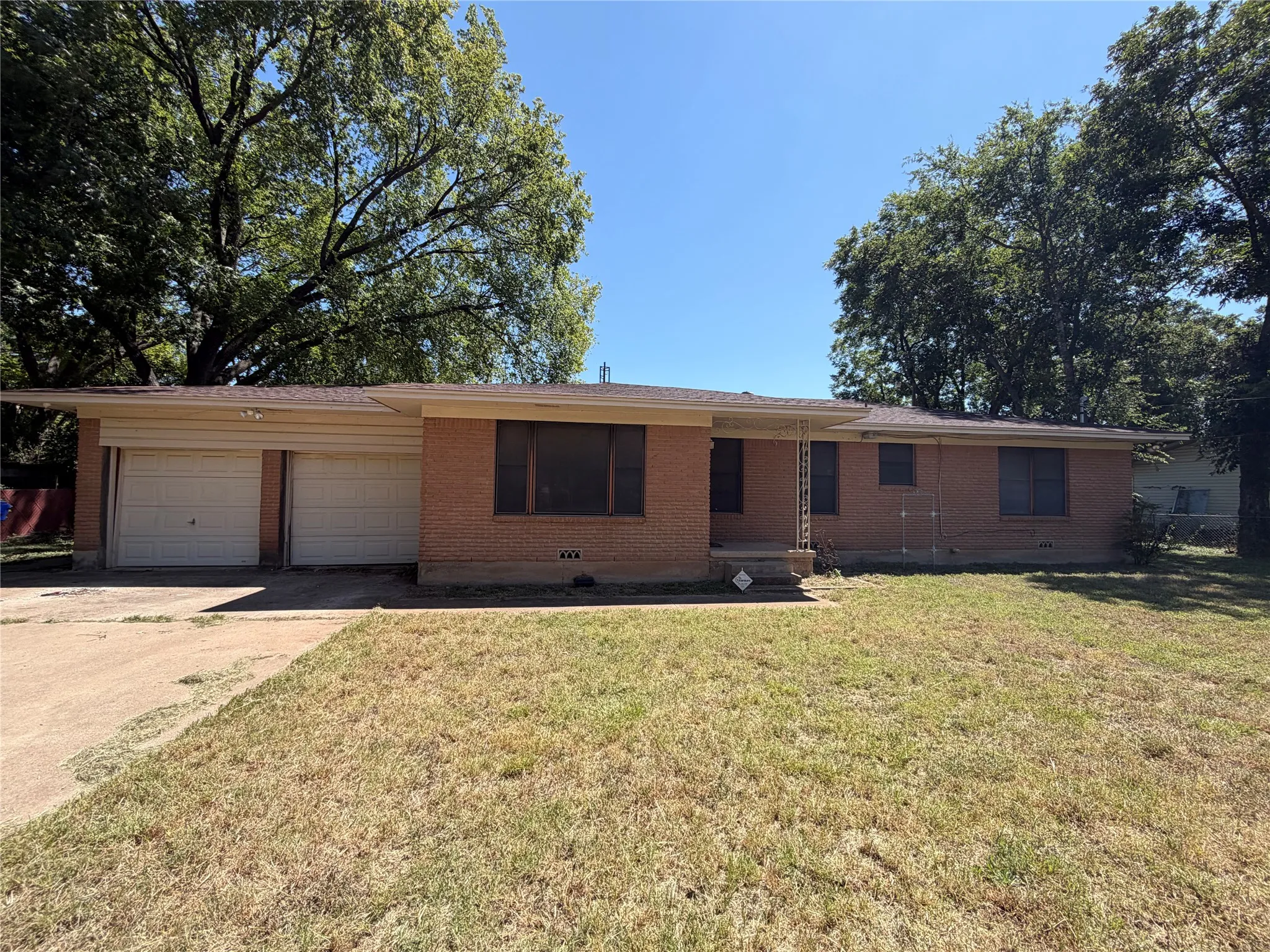 Single Family Residence For Sale in Mc Lennan County , 1212 Kilgore Lane, Waco, Texas 76705, 3 Bedroom, 2 Bathroom, 2 Garage spaces, 1,447 Sqft, built in 1960, mls#21358792, Real Estate Agent in Waco, Homes For Sale in Mc Lennan county, Homes For Sale in Waco, Realtor in Waco Texas, Real Estate Brokerage Independent Realty Texas, Luminita Cordes Realtor