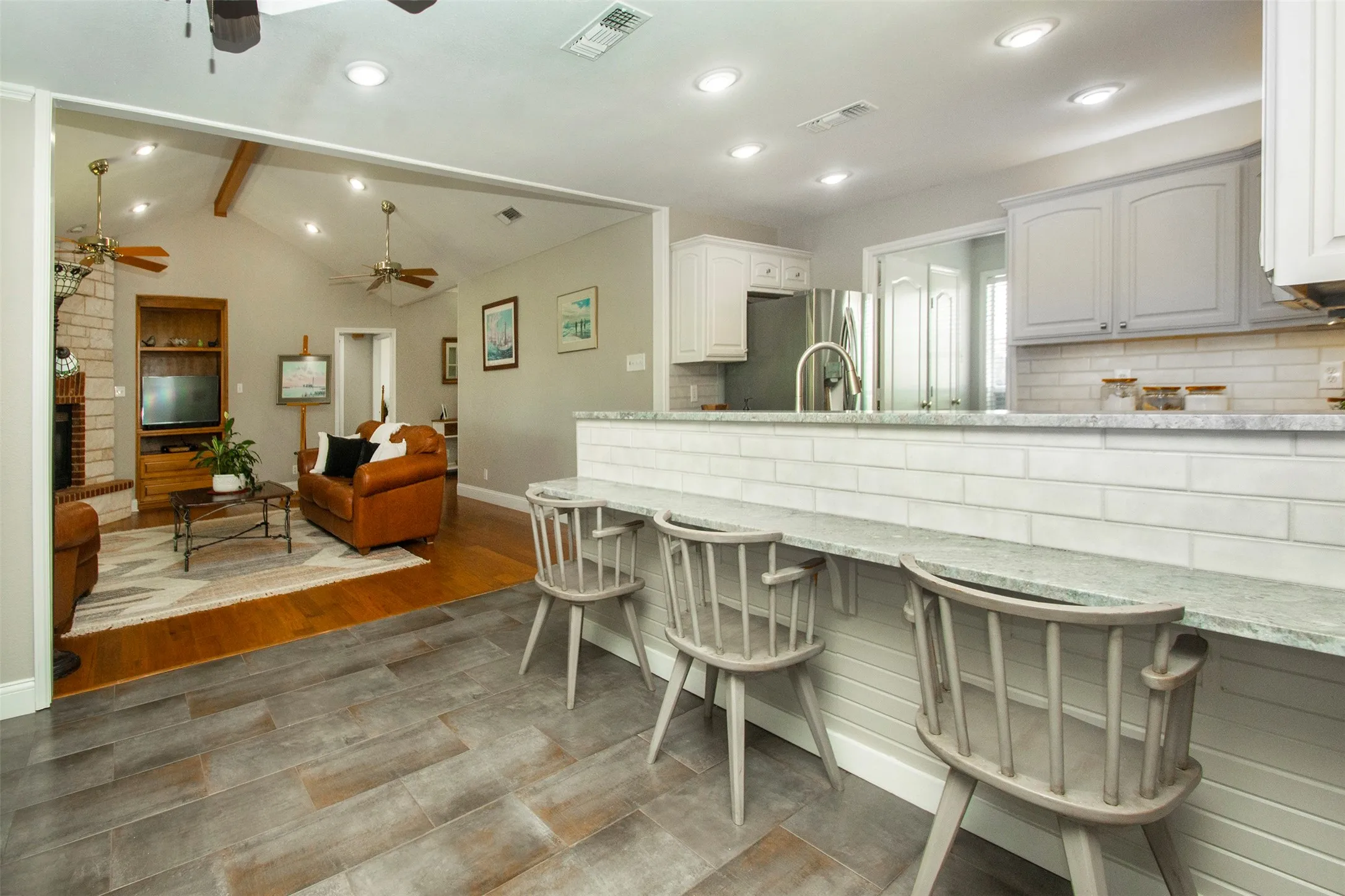 Eat-in kitchen breakfast bar