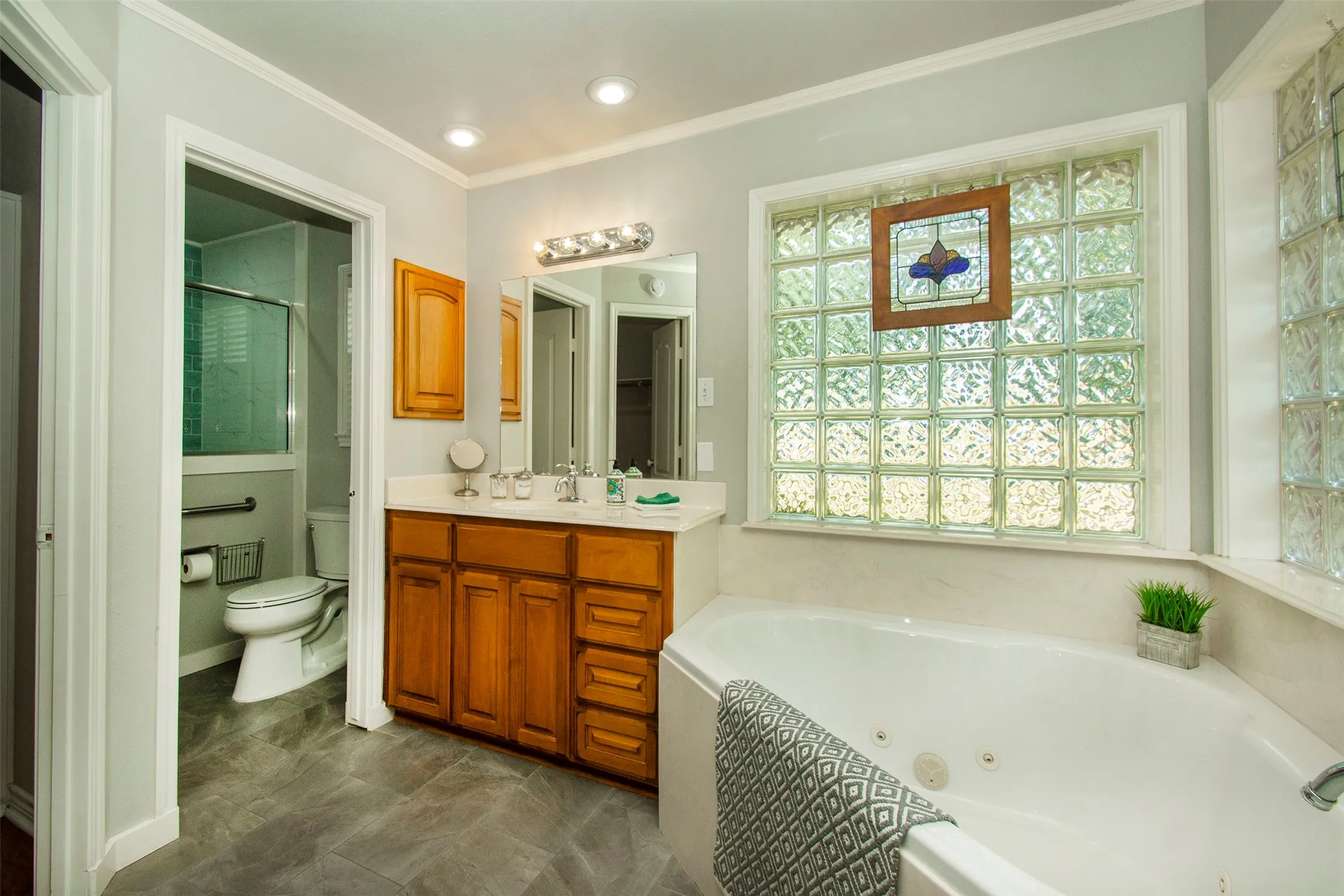 Primary bath with double /separate lavatories