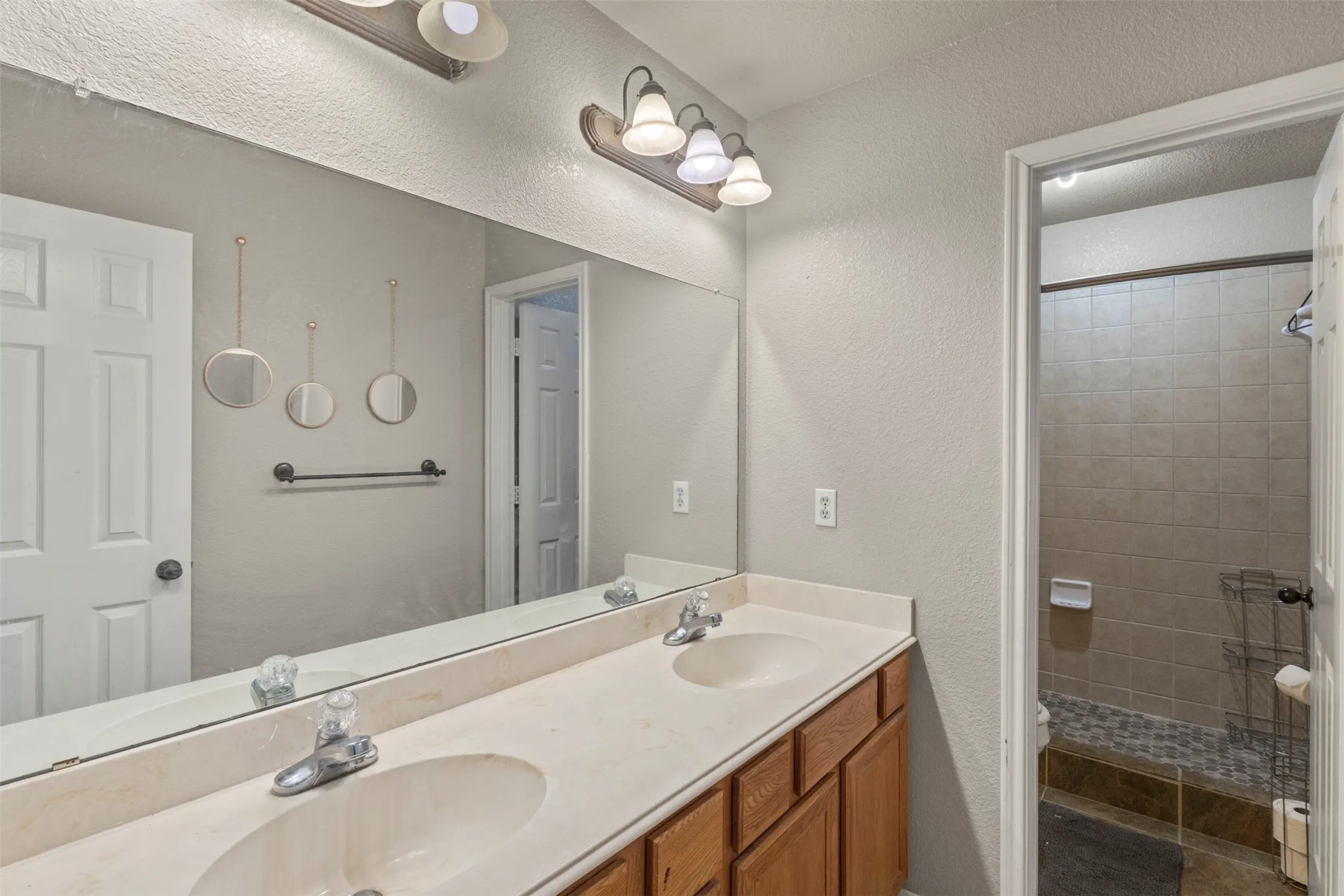 Single Family Residence For Sale in Denton County , 5215 Ganzer Road W, Krum, Texas 76249, 4 Bedroom, 3 Bathroom, Garage spaces, 2,521 Sqft, built in 2007, mls#21357826, Real Estate Agent in Krum, Homes For Sale in Denton county, Homes For Sale in Krum, Realtor in Krum Texas, Real Estate Brokerage Independent Realty Texas, Luminita Cordes Realtor
