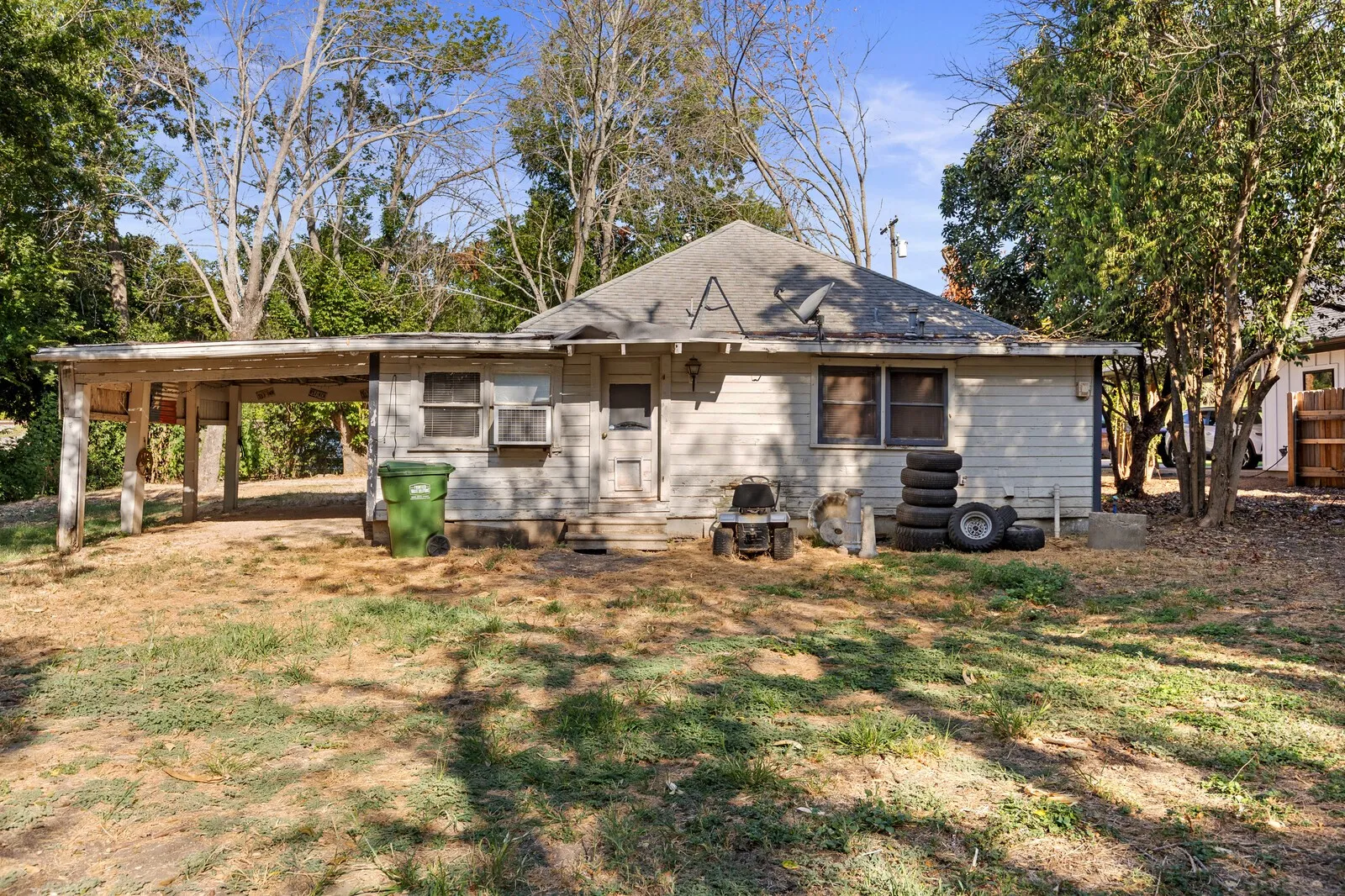 Single Family Residence For Sale in Mc Lennan County , 605 S Main, West, Texas 76691, 2 Bedroom, 1 Bathroom, Garage spaces, 1,152 Sqft, built in 1920, mls#21358376, Real Estate Agent in West, Homes For Sale in Mc Lennan county, Homes For Sale in West, Realtor in West Texas, Real Estate Brokerage Independent Realty Texas, Luminita Cordes Realtor