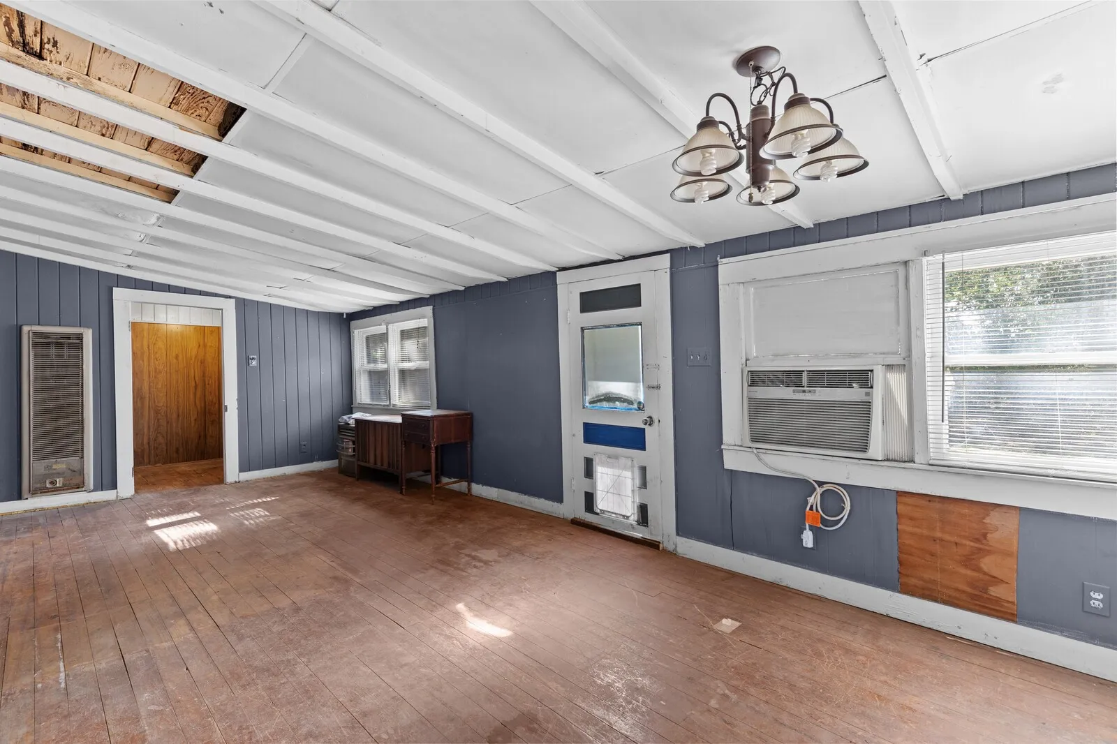Single Family Residence For Sale in Mc Lennan County , 605 S Main, West, Texas 76691, 2 Bedroom, 1 Bathroom, Garage spaces, 1,152 Sqft, built in 1920, mls#21358376, Real Estate Agent in West, Homes For Sale in Mc Lennan county, Homes For Sale in West, Realtor in West Texas, Real Estate Brokerage Independent Realty Texas, Luminita Cordes Realtor