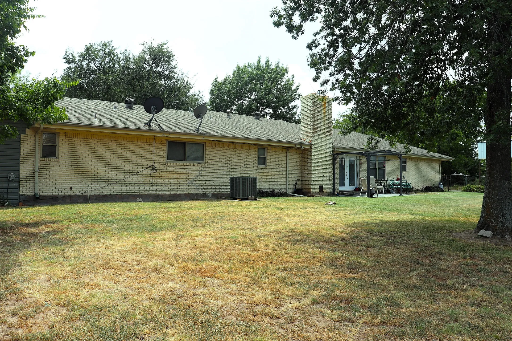 Single Family Residence For Sale in Hunt County , 2137 State Highway 69 S, Greenville, Texas 75402, 3 Bedroom, 2 Bathroom, 2 Garage spaces, 2,190 Sqft, built in 1962, Price $399,500, mls#21357213, Real Estate Agent in Greenville, Homes For Sale in Hunt county, Homes For Sale in Greenville, Realtor in Greenville Texas, Real Estate Brokerage Independent Realty Texas, Luminita Cordes Realtor