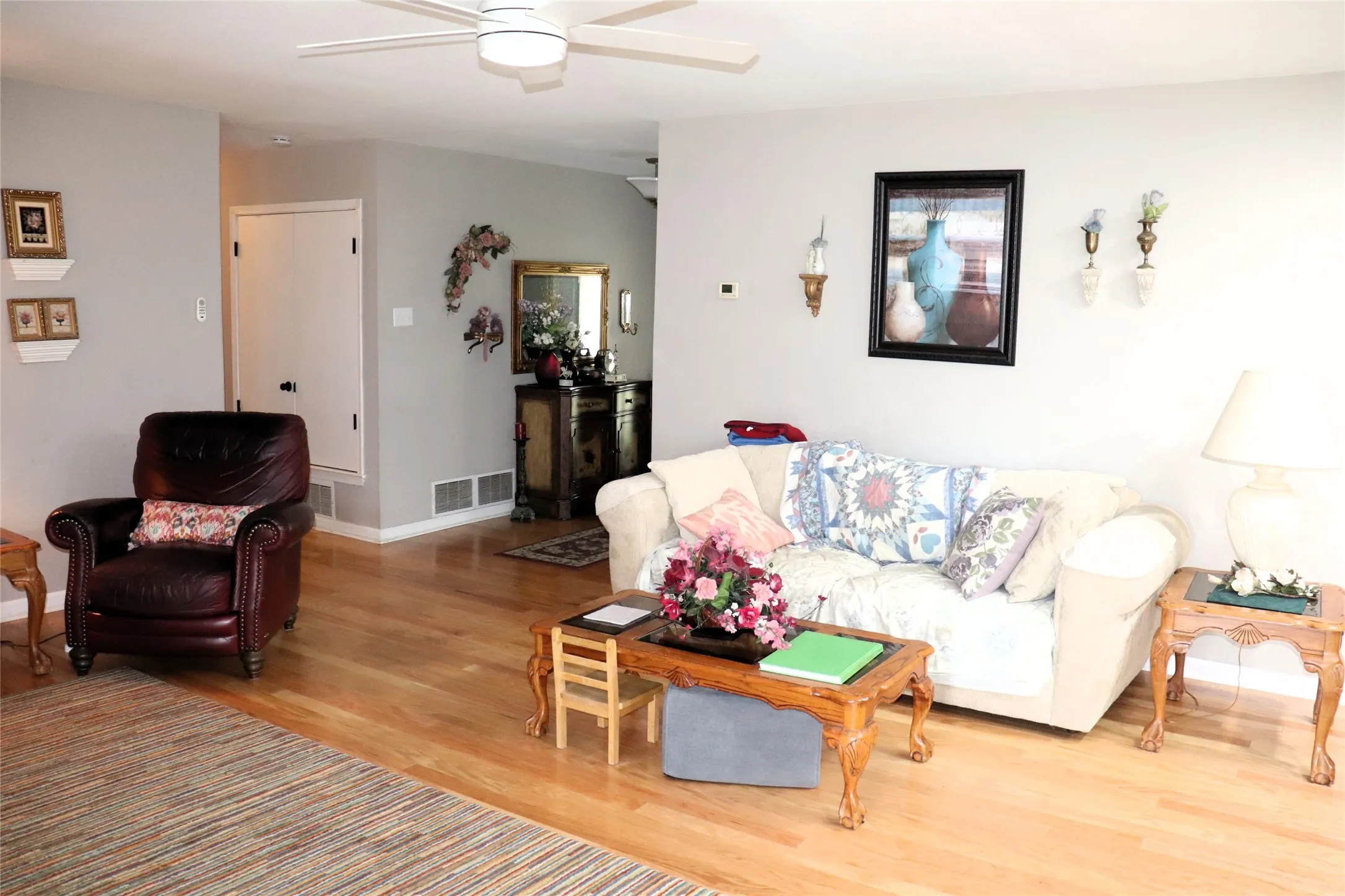 Single Family Residence For Sale in Hunt County , 2137 State Highway 69 S, Greenville, Texas 75402, 3 Bedroom, 2 Bathroom, 2 Garage spaces, 2,190 Sqft, built in 1962, Price $399,500, mls#21357213, Real Estate Agent in Greenville, Homes For Sale in Hunt county, Homes For Sale in Greenville, Realtor in Greenville Texas, Real Estate Brokerage Independent Realty Texas, Luminita Cordes Realtor