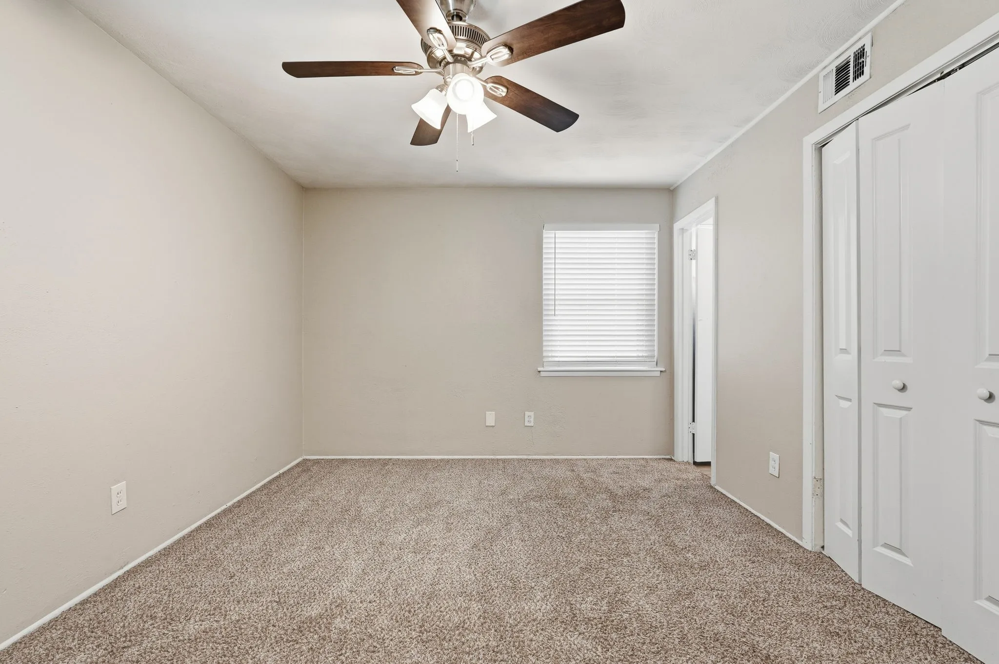 Single Family Residence For Sale in Dallas County , 3004 Albany Drive, Mesquite, Texas 75150, 3 Bedroom, 2 Bathroom, Garage spaces, 1,383 Sqft, built in 1959, mls#21338089, Real Estate Agent in Mesquite, Homes For Sale in Dallas county, Homes For Sale in Mesquite, Realtor in Mesquite Texas, Real Estate Brokerage Independent Realty Texas, Luminita Cordes Realtor