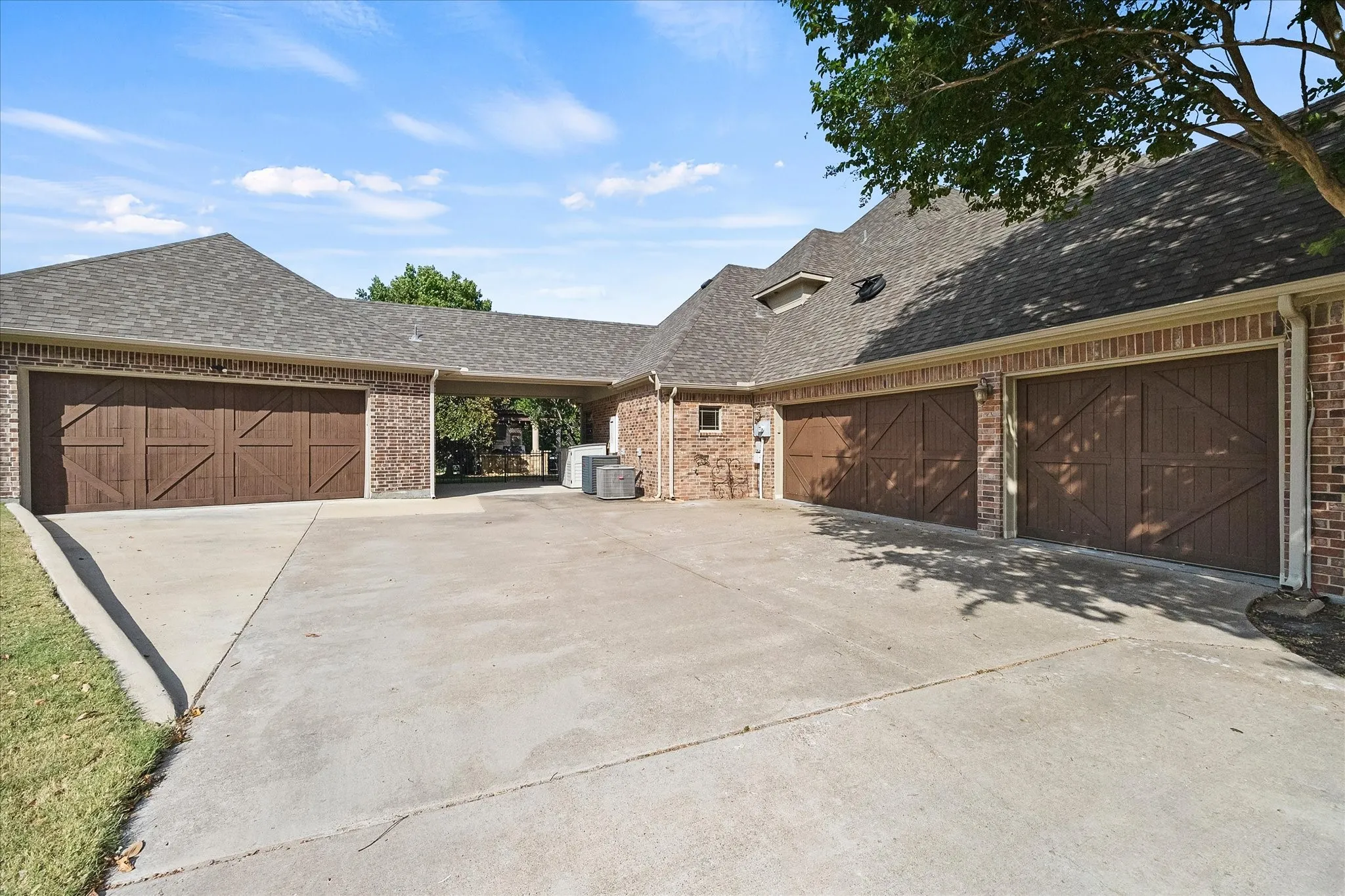 Single Family Residence For Sale in Rockwall County , 2 Maltese Circle, Heath, Texas 75032, 5 Bedroom, 4 Bathroom, 7 Garage spaces, 3,510 Sqft, built in 2006, mls#21358710, Real Estate Agent in Heath, Homes For Sale in Rockwall county, Homes For Sale in Heath, Realtor in Heath Texas, Real Estate Brokerage Independent Realty Texas, Luminita Cordes Realtor