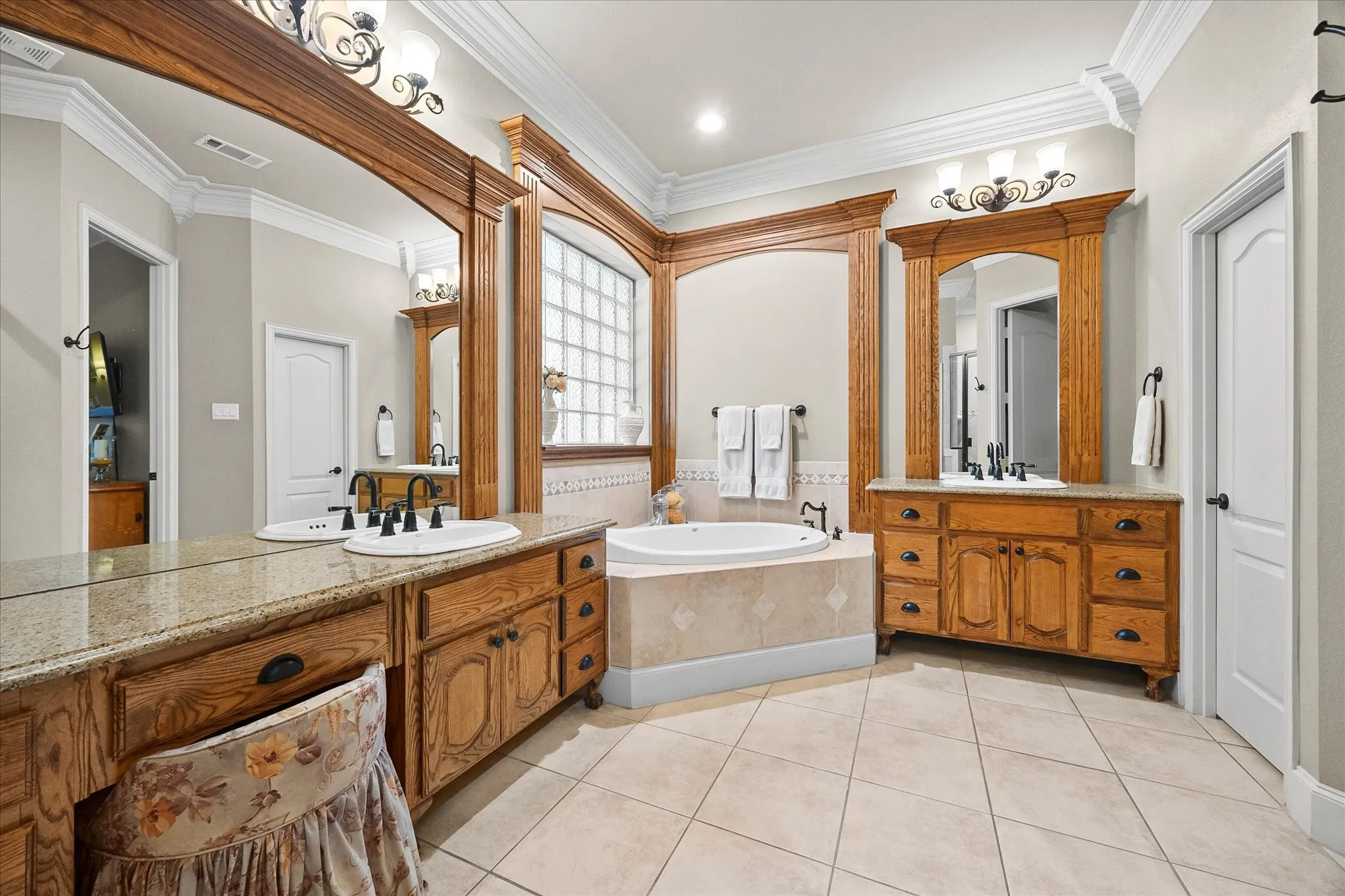 Single Family Residence For Sale in Rockwall County , 2 Maltese Circle, Heath, Texas 75032, 5 Bedroom, 4 Bathroom, 7 Garage spaces, 3,510 Sqft, built in 2006, mls#21358710, Real Estate Agent in Heath, Homes For Sale in Rockwall county, Homes For Sale in Heath, Realtor in Heath Texas, Real Estate Brokerage Independent Realty Texas, Luminita Cordes Realtor