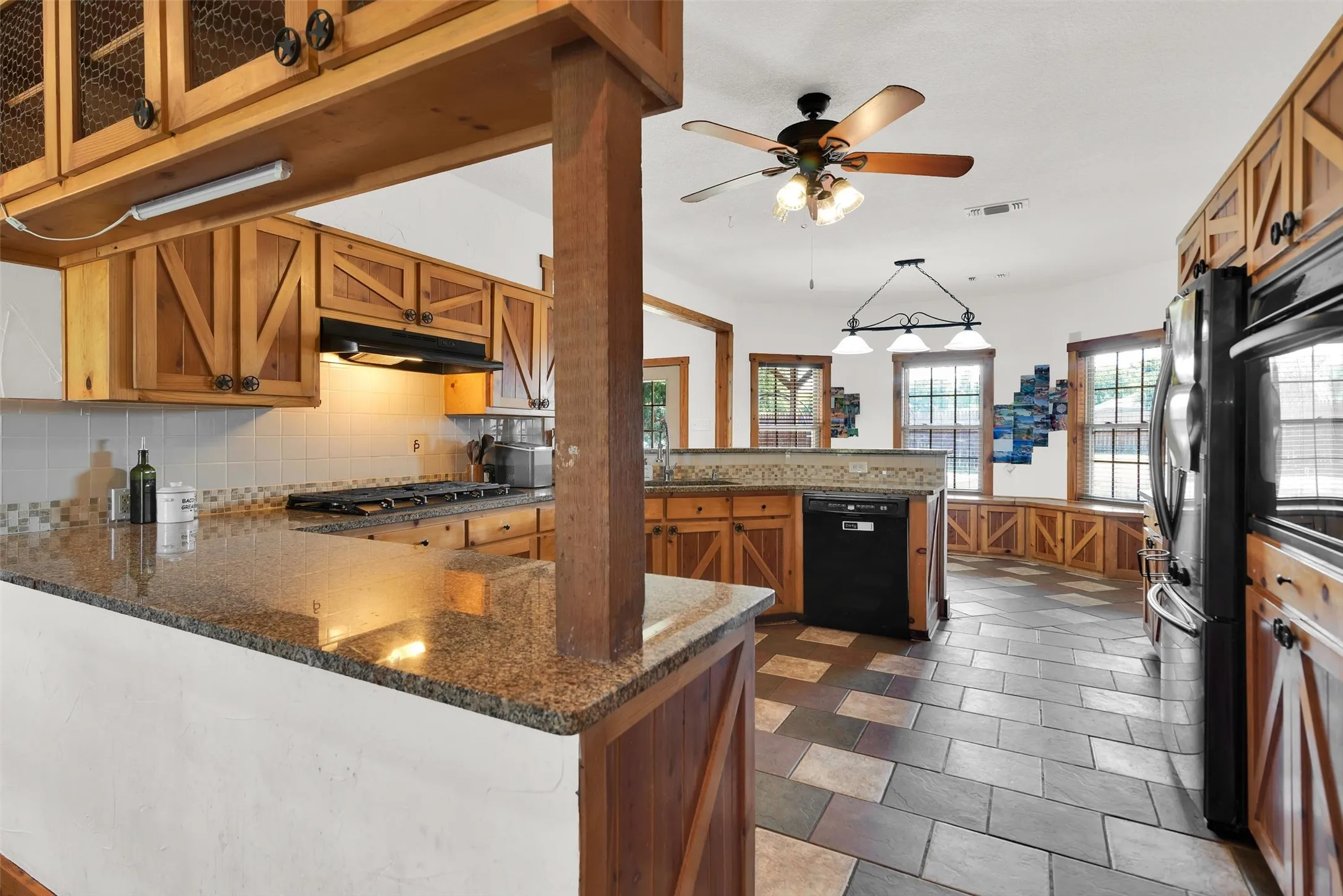 Single Family Residence For Sale in Fannin County , 8787 S State Highway 78, Leonard, Texas 75452, 4 Bedroom, 3 Bathroom, 1 Garage spaces, 2,805 Sqft, built in 2002, mls#21358634, Real Estate Agent in Leonard, Homes For Sale in Fannin county, Homes For Sale in Leonard, Realtor in Leonard Texas, Real Estate Brokerage Independent Realty Texas, Luminita Cordes Realtor