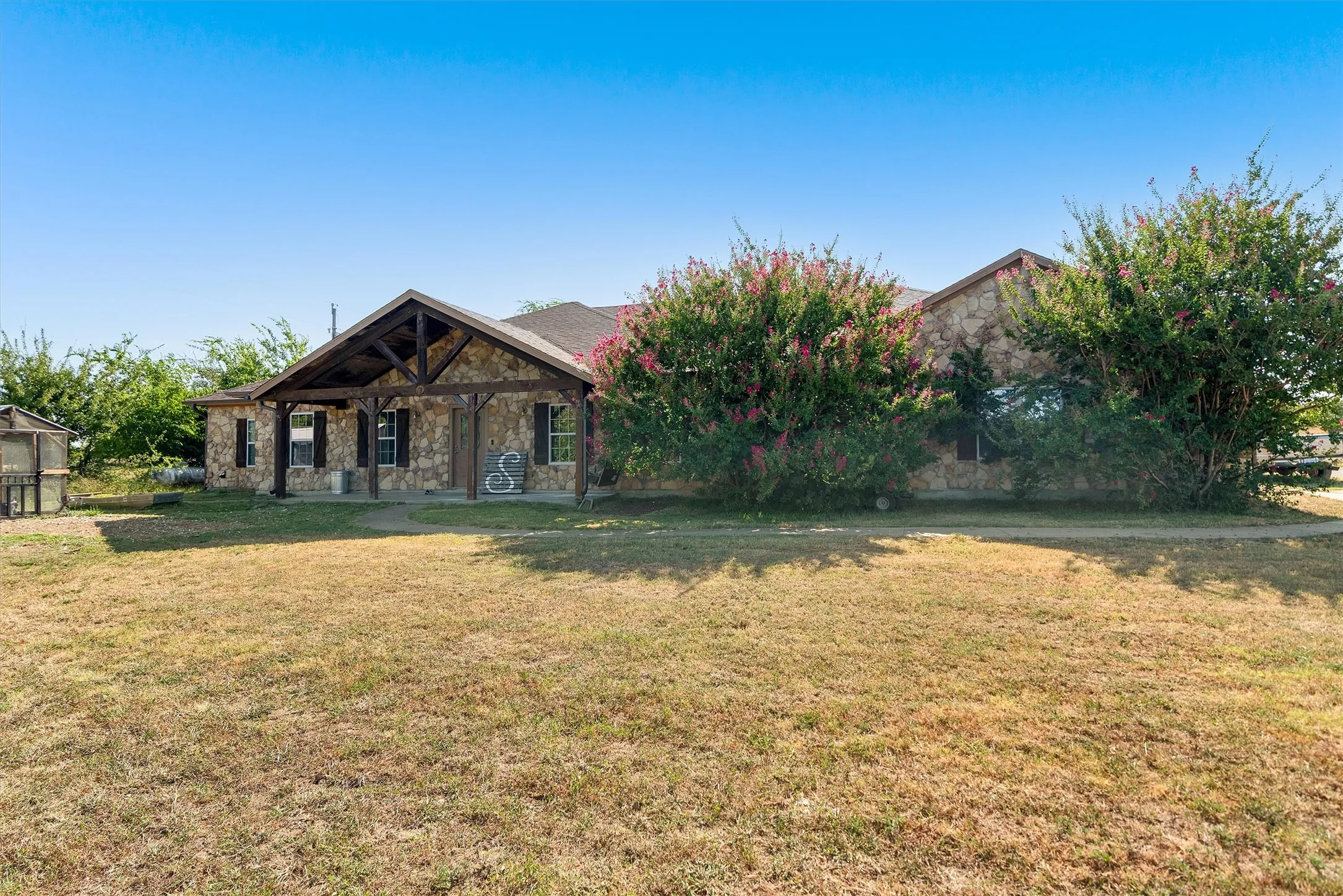 Single Family Residence For Sale in Fannin County , 8787 S State Highway 78, Leonard, Texas 75452, 4 Bedroom, 3 Bathroom, 1 Garage spaces, 2,805 Sqft, built in 2002, mls#21358634, Real Estate Agent in Leonard, Homes For Sale in Fannin county, Homes For Sale in Leonard, Realtor in Leonard Texas, Real Estate Brokerage Independent Realty Texas, Luminita Cordes Realtor