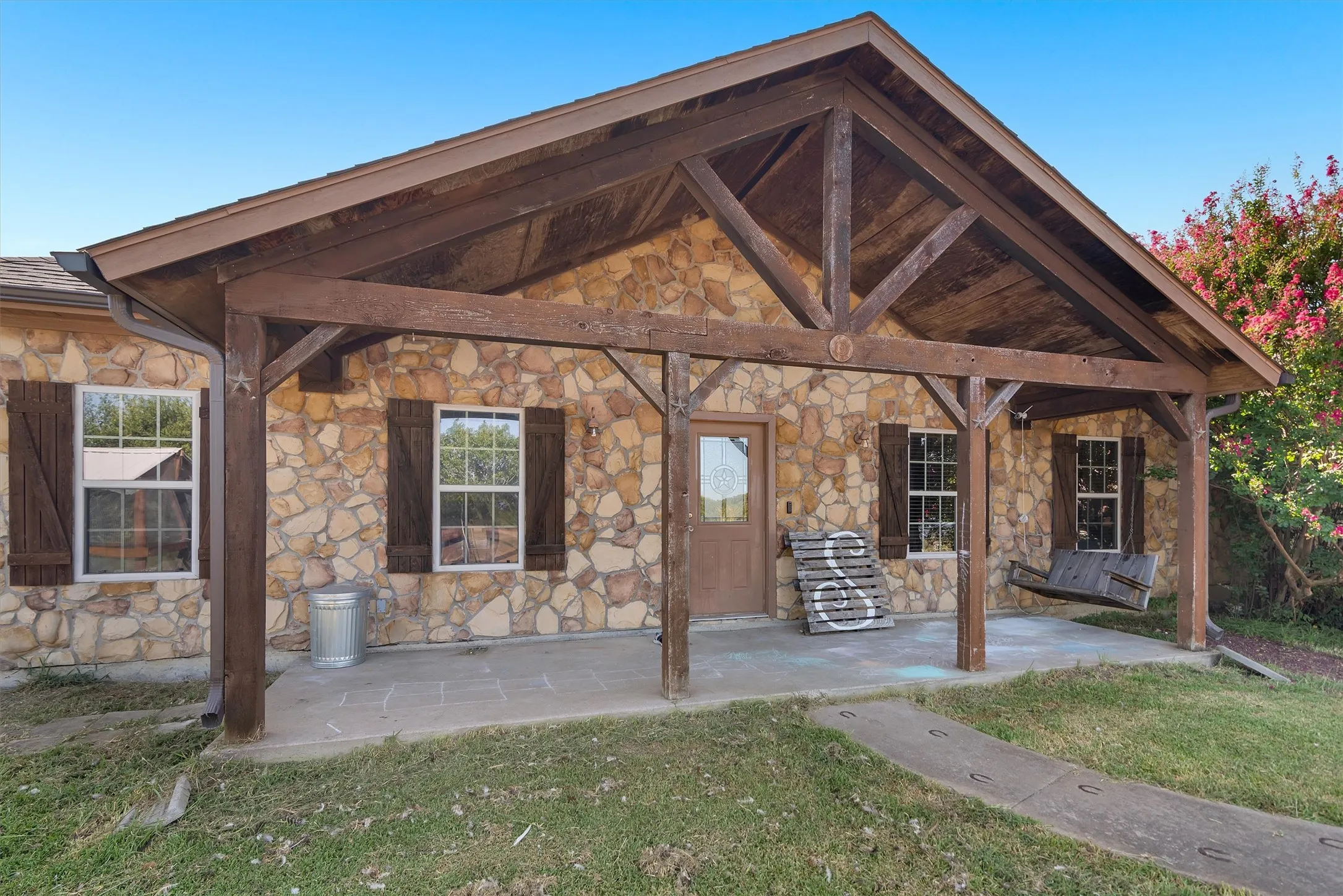Single Family Residence For Sale in Fannin County , 8787 S State Highway 78, Leonard, Texas 75452, 4 Bedroom, 3 Bathroom, 1 Garage spaces, 2,805 Sqft, built in 2002, mls#21358634, Real Estate Agent in Leonard, Homes For Sale in Fannin county, Homes For Sale in Leonard, Realtor in Leonard Texas, Real Estate Brokerage Independent Realty Texas, Luminita Cordes Realtor
