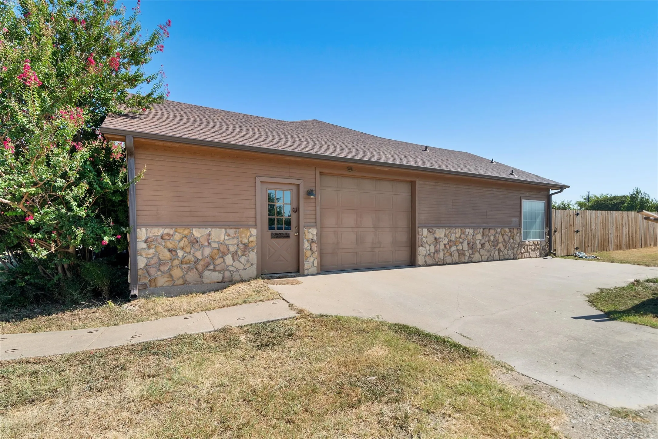 Single Family Residence For Sale in Fannin County , 8787 S State Highway 78, Leonard, Texas 75452, 4 Bedroom, 3 Bathroom, 1 Garage spaces, 2,805 Sqft, built in 2002, mls#21358634, Real Estate Agent in Leonard, Homes For Sale in Fannin county, Homes For Sale in Leonard, Realtor in Leonard Texas, Real Estate Brokerage Independent Realty Texas, Luminita Cordes Realtor