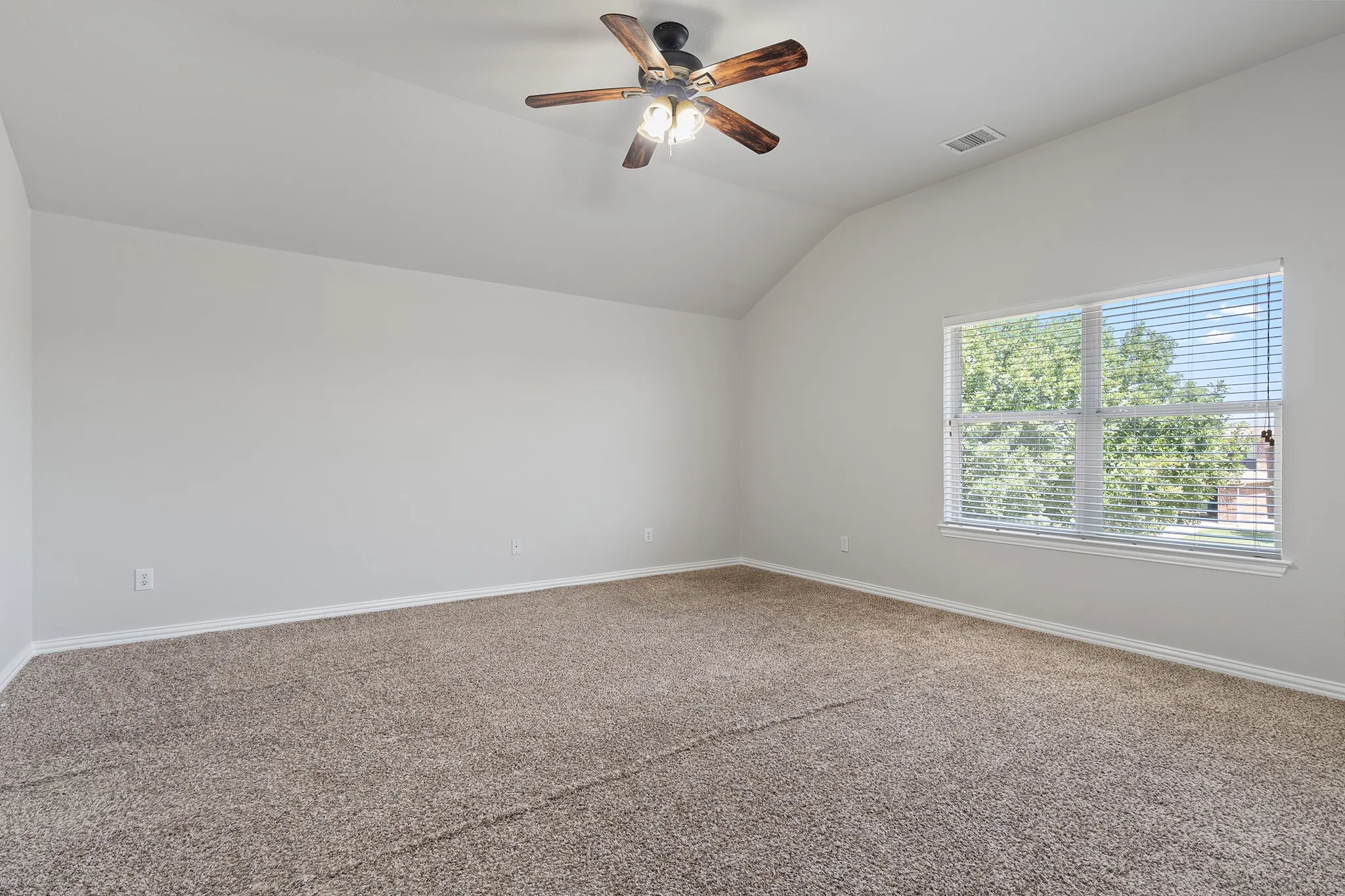 Single Family Residence For Sale in Hunt County , 141 Toma Hawk Drive, Greenville, Texas 75402, 4 Bedroom, 3 Bathroom, 2 Garage spaces, 2,507 Sqft, built in 2004, mls#21358741, Real Estate Agent in Greenville, Homes For Sale in Hunt county, Homes For Sale in Greenville, Realtor in Greenville Texas, Real Estate Brokerage Independent Realty Texas, Luminita Cordes Realtor