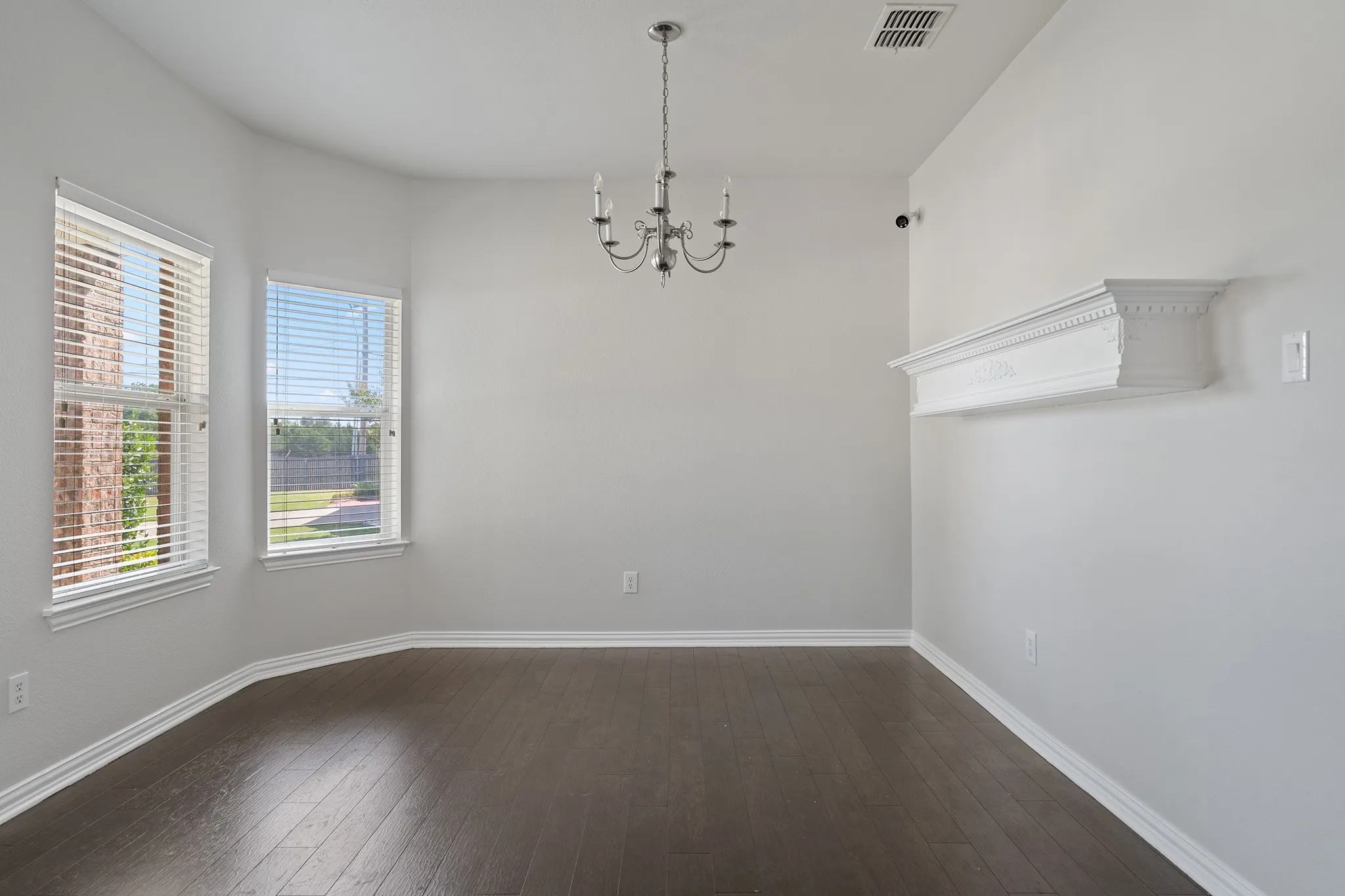 Single Family Residence For Sale in Hunt County , 141 Toma Hawk Drive, Greenville, Texas 75402, 4 Bedroom, 3 Bathroom, 2 Garage spaces, 2,507 Sqft, built in 2004, mls#21358741, Real Estate Agent in Greenville, Homes For Sale in Hunt county, Homes For Sale in Greenville, Realtor in Greenville Texas, Real Estate Brokerage Independent Realty Texas, Luminita Cordes Realtor