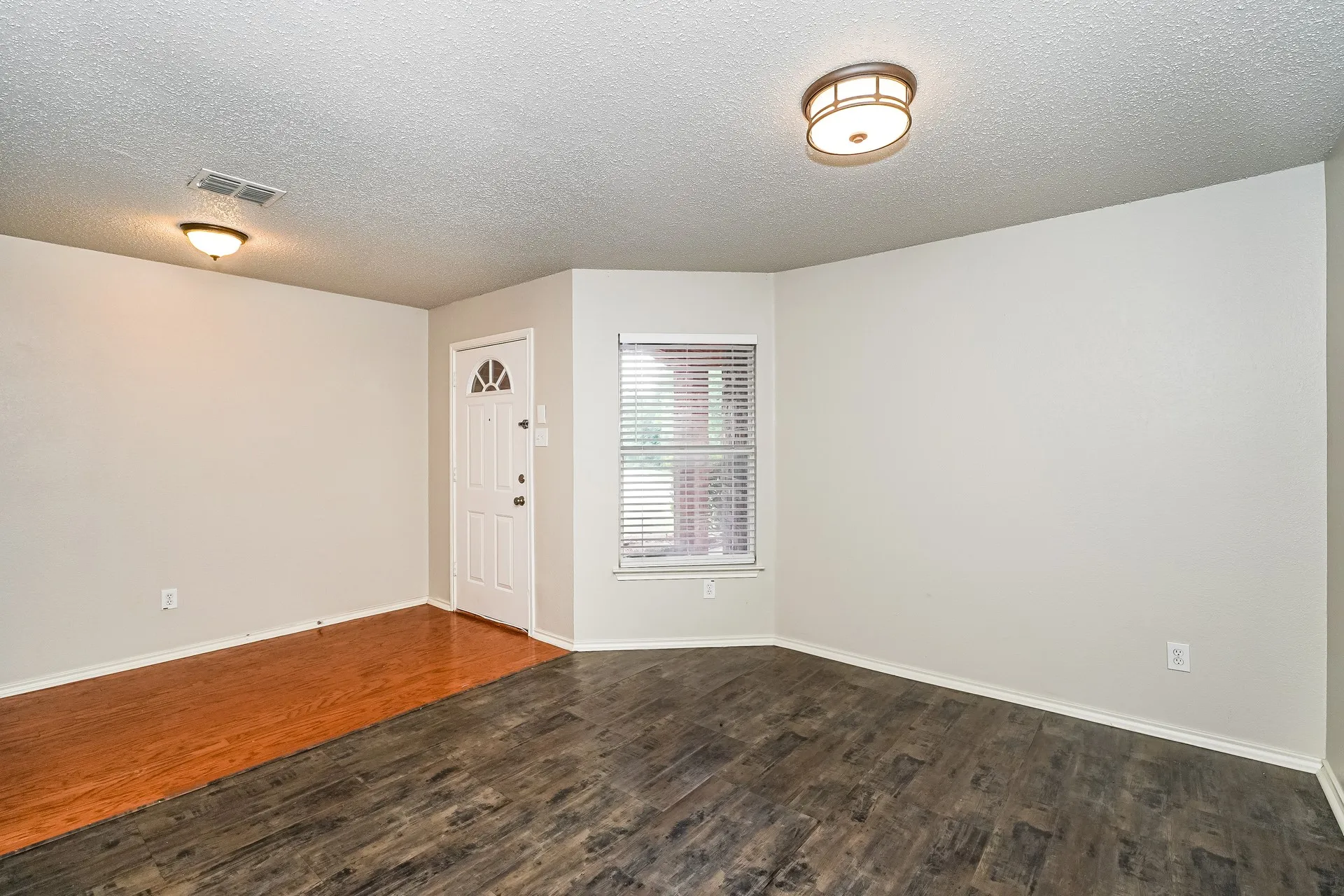 Single Family Residence For Rent in Tarrant County , 5293 Chessie Circle, Haltom City, Texas 76137, 4 Bedroom, 3 Bathroom, 2 Garage spaces, 3,131 Sqft, built in 1999, mls#21358833, Real Estate Agent in Haltom City, Homes For Rent in Tarrant county, Homes For Rent in Haltom City, Realtor in Haltom City Texas, Real Estate Brokerage Independent Realty Texas, Luminita Cordes Realtor