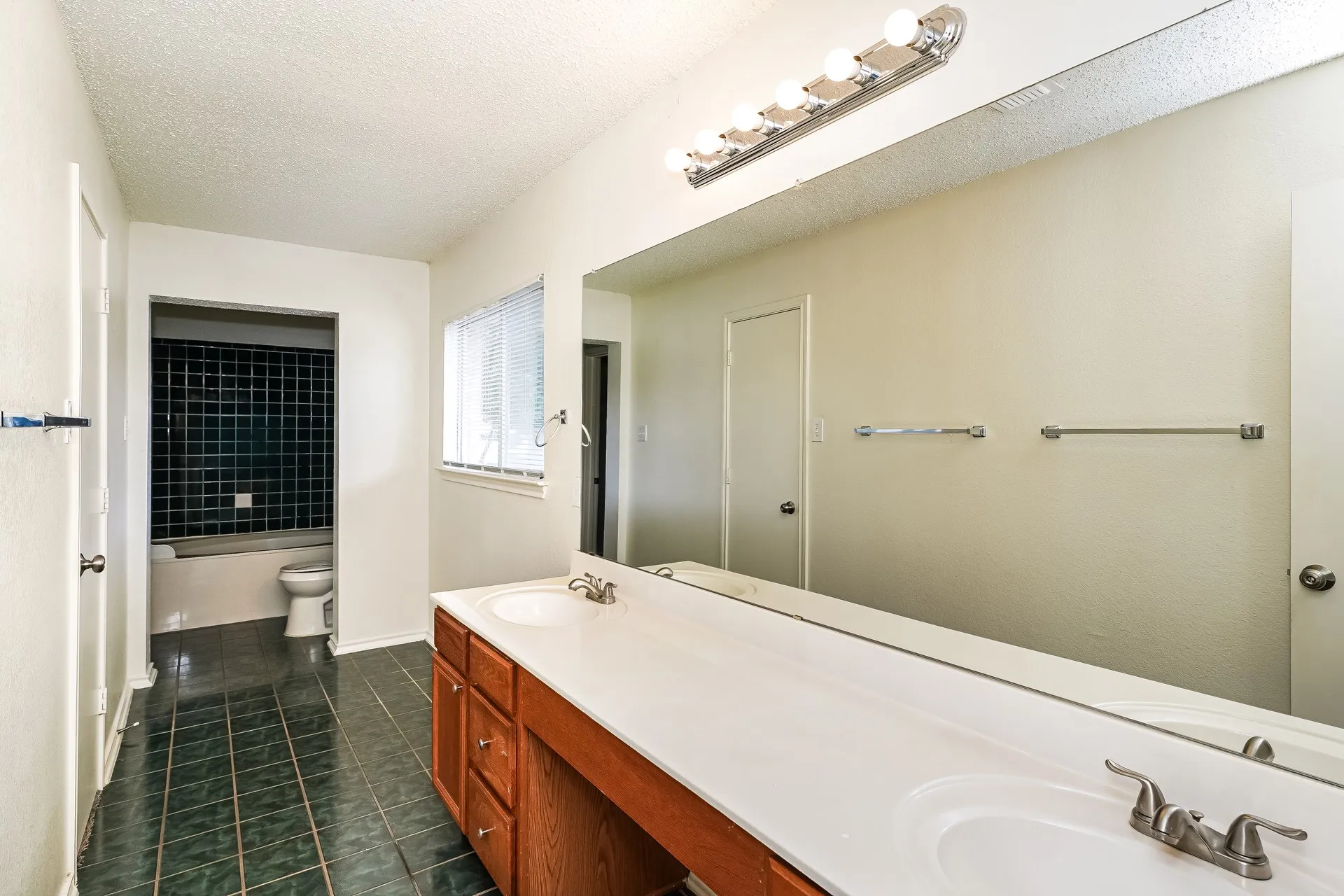 Single Family Residence For Rent in Tarrant County , 5293 Chessie Circle, Haltom City, Texas 76137, 4 Bedroom, 3 Bathroom, 2 Garage spaces, 3,131 Sqft, built in 1999, mls#21358833, Real Estate Agent in Haltom City, Homes For Rent in Tarrant county, Homes For Rent in Haltom City, Realtor in Haltom City Texas, Real Estate Brokerage Independent Realty Texas, Luminita Cordes Realtor