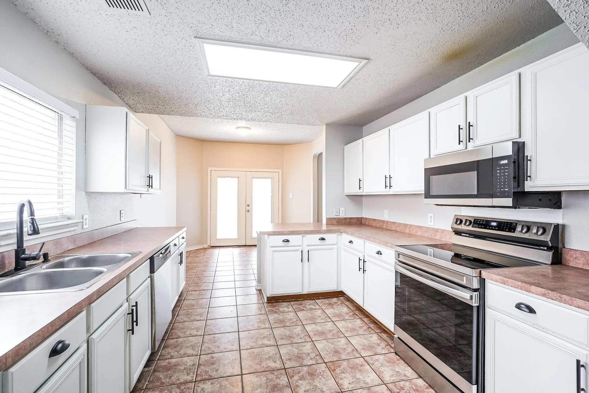 Single Family Residence For Rent in Tarrant County , 5293 Chessie Circle, Haltom City, Texas 76137, 4 Bedroom, 3 Bathroom, 2 Garage spaces, 3,131 Sqft, built in 1999, mls#21358833, Real Estate Agent in Haltom City, Homes For Rent in Tarrant county, Homes For Rent in Haltom City, Realtor in Haltom City Texas, Real Estate Brokerage Independent Realty Texas, Luminita Cordes Realtor