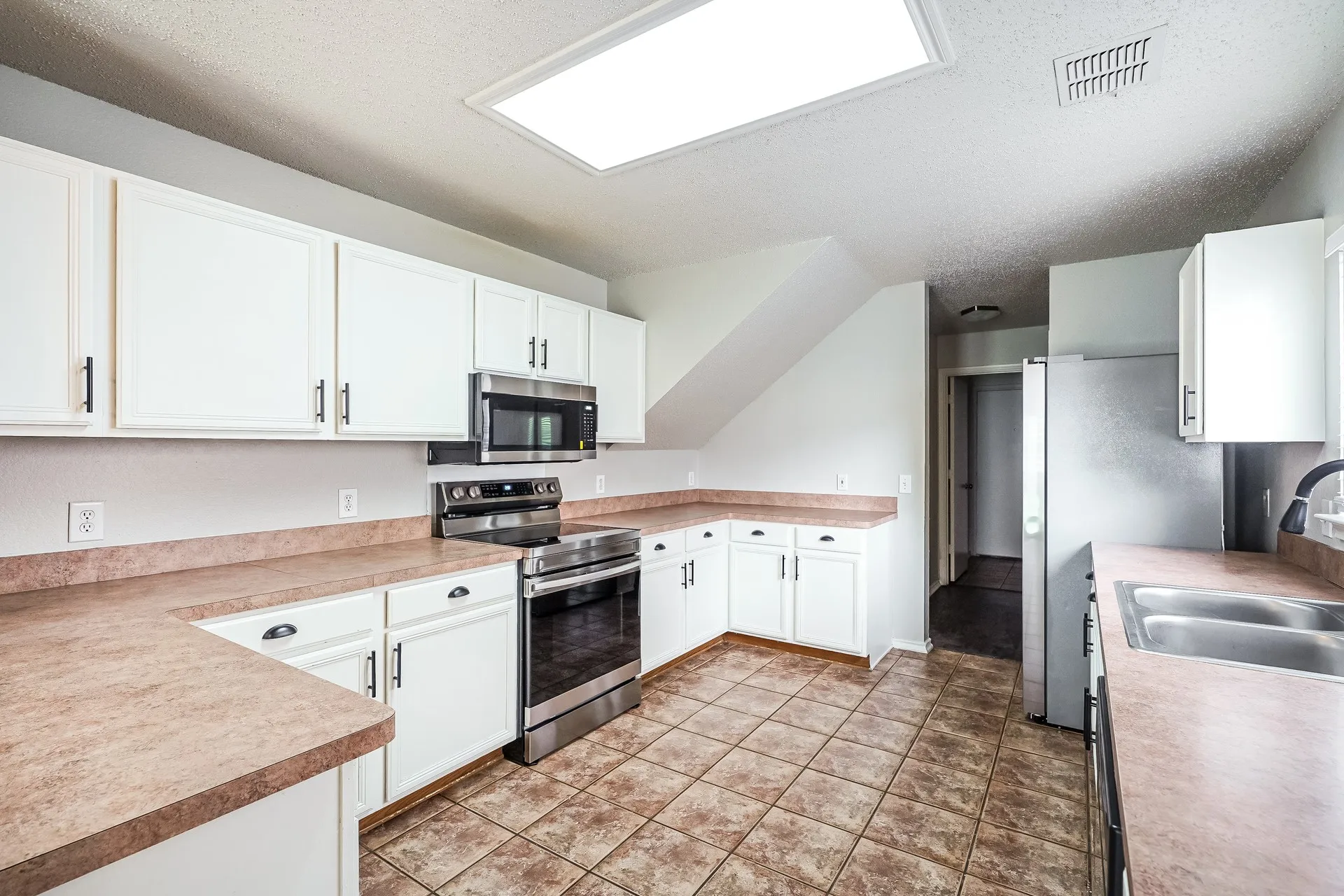 Single Family Residence For Rent in Tarrant County , 5293 Chessie Circle, Haltom City, Texas 76137, 4 Bedroom, 3 Bathroom, 2 Garage spaces, 3,131 Sqft, built in 1999, mls#21358833, Real Estate Agent in Haltom City, Homes For Rent in Tarrant county, Homes For Rent in Haltom City, Realtor in Haltom City Texas, Real Estate Brokerage Independent Realty Texas, Luminita Cordes Realtor