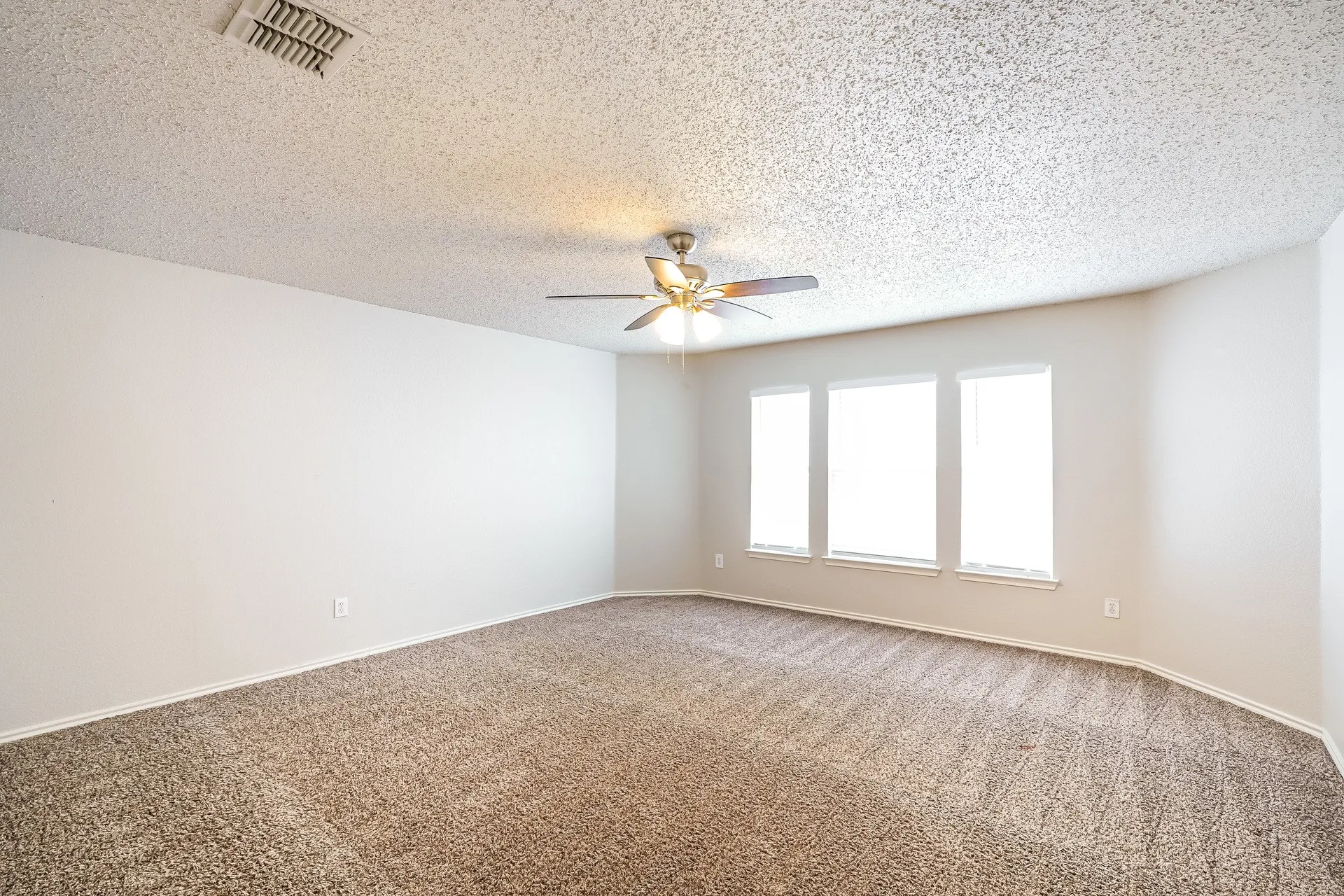 Single Family Residence For Rent in Tarrant County , 5293 Chessie Circle, Haltom City, Texas 76137, 4 Bedroom, 3 Bathroom, 2 Garage spaces, 3,131 Sqft, built in 1999, mls#21358833, Real Estate Agent in Haltom City, Homes For Rent in Tarrant county, Homes For Rent in Haltom City, Realtor in Haltom City Texas, Real Estate Brokerage Independent Realty Texas, Luminita Cordes Realtor