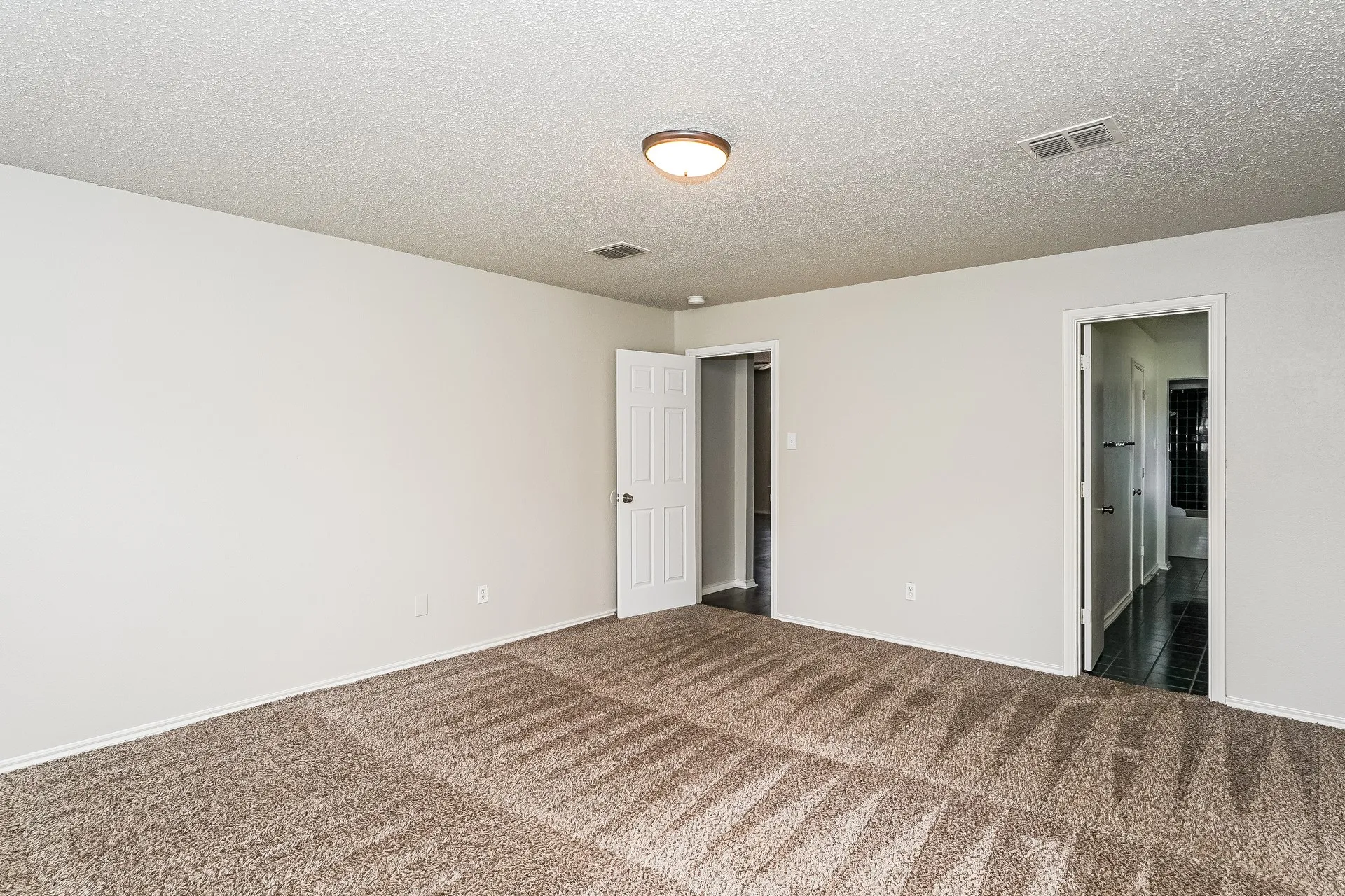 Single Family Residence For Rent in Tarrant County , 5293 Chessie Circle, Haltom City, Texas 76137, 4 Bedroom, 3 Bathroom, 2 Garage spaces, 3,131 Sqft, built in 1999, mls#21358833, Real Estate Agent in Haltom City, Homes For Rent in Tarrant county, Homes For Rent in Haltom City, Realtor in Haltom City Texas, Real Estate Brokerage Independent Realty Texas, Luminita Cordes Realtor