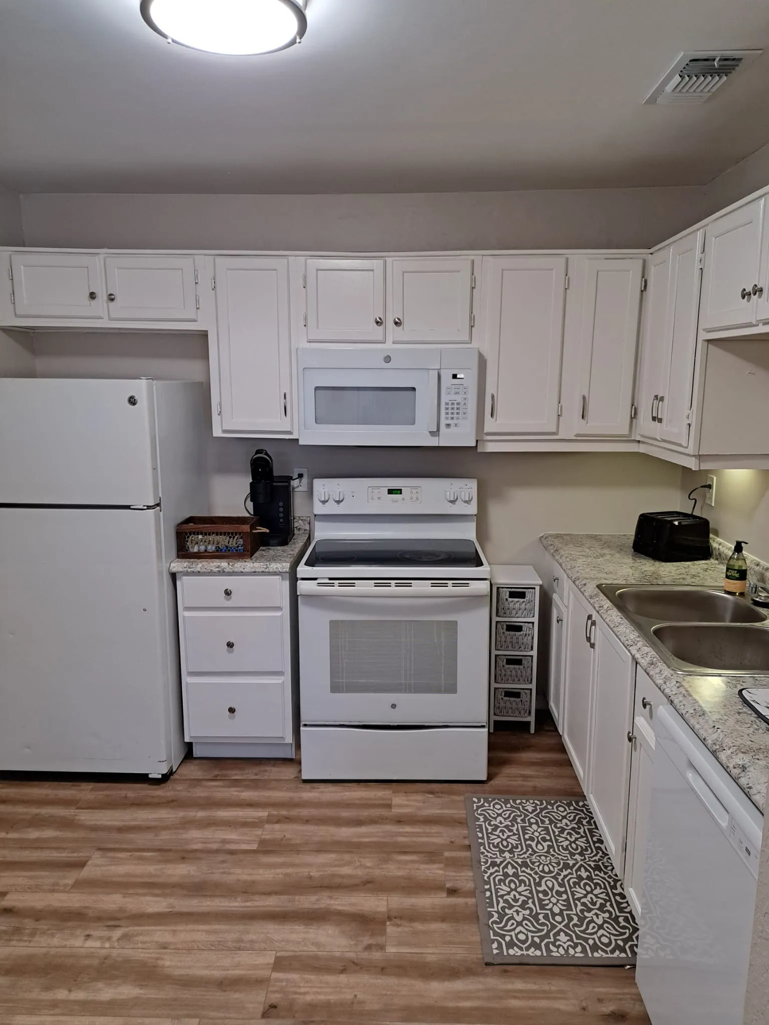 Condominium For Sale in Tarrant County , 1702 Crest Point Drive, Arlington, Texas 76012, 1 Bedroom, 1 Bathroom, Garage spaces, 512 Sqft, built in 1983, mls#21358737, Real Estate Agent in Arlington, Homes For Sale in Tarrant county, Homes For Sale in Arlington, Realtor in Arlington Texas, Real Estate Brokerage Independent Realty Texas, Luminita Cordes Realtor