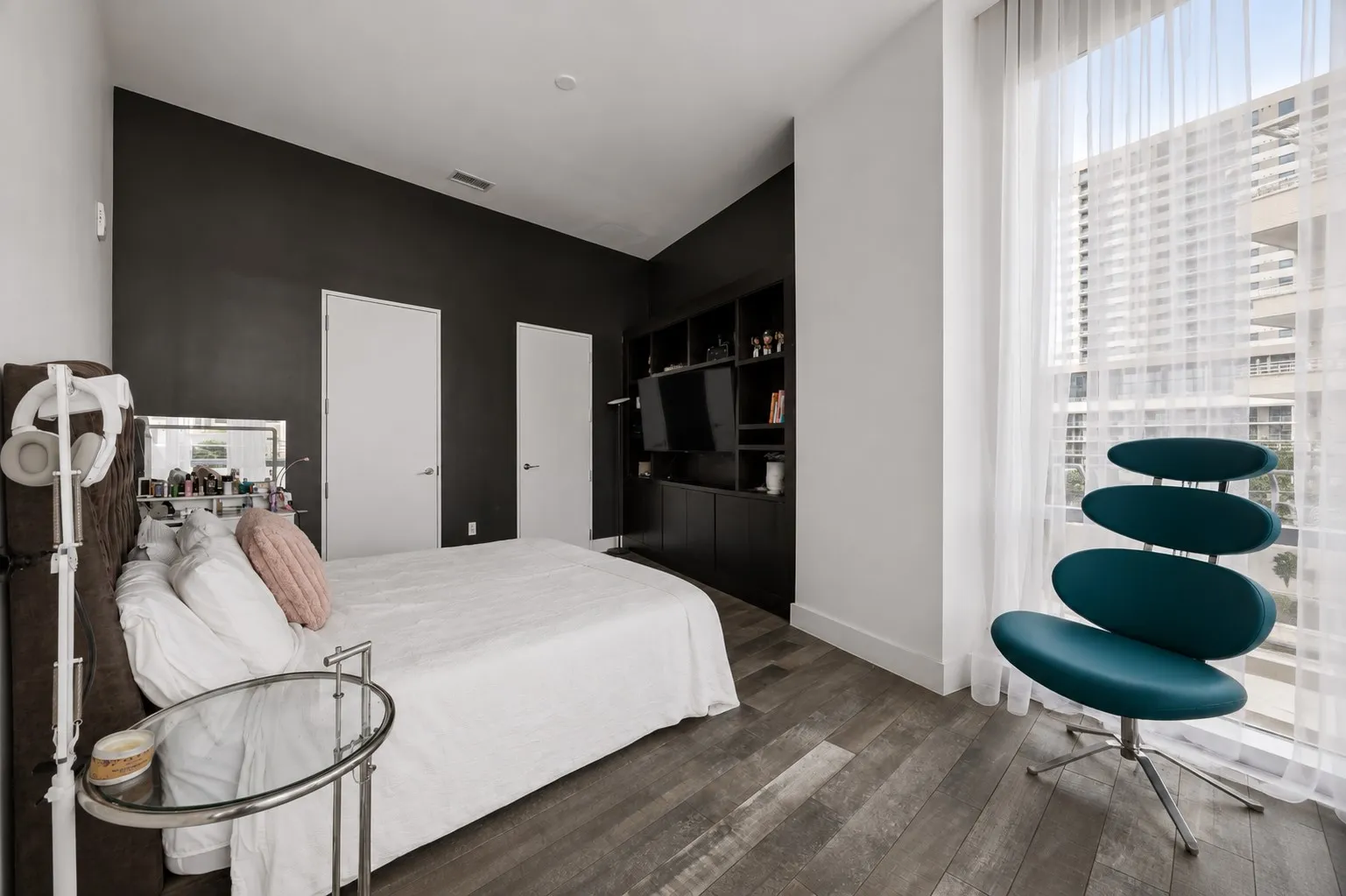 Condominium For Sale in Dallas County , 2200 Victory Avenue 502, Dallas, Texas 75219, 1 Bedroom, 2 Bathroom, 1 Garage spaces, 1,165 Sqft, built in 2007, Price $650,000, mls#21358422, Real Estate Agent in Dallas, Homes For Sale in Dallas county, Homes For Sale in Dallas, Realtor in Dallas Texas, Real Estate Brokerage Independent Realty Texas, Luminita Cordes Realtor