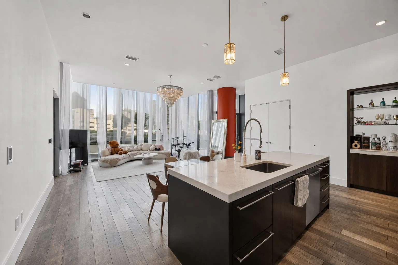 Condominium For Sale in Dallas County , 2200 Victory Avenue 502, Dallas, Texas 75219, 1 Bedroom, 2 Bathroom, 1 Garage spaces, 1,165 Sqft, built in 2007, Price $650,000, mls#21358422, Real Estate Agent in Dallas, Homes For Sale in Dallas county, Homes For Sale in Dallas, Realtor in Dallas Texas, Real Estate Brokerage Independent Realty Texas, Luminita Cordes Realtor