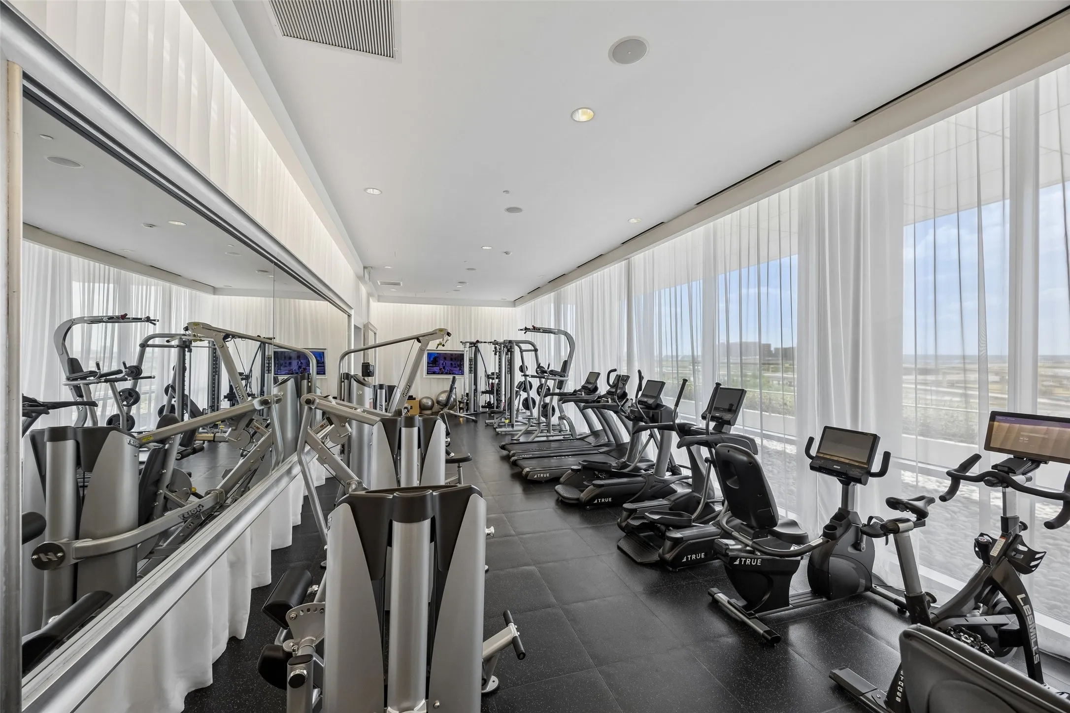 Condominium For Sale in Dallas County , 2200 Victory Avenue 502, Dallas, Texas 75219, 1 Bedroom, 2 Bathroom, 1 Garage spaces, 1,165 Sqft, built in 2007, Price $650,000, mls#21358422, Real Estate Agent in Dallas, Homes For Sale in Dallas county, Homes For Sale in Dallas, Realtor in Dallas Texas, Real Estate Brokerage Independent Realty Texas, Luminita Cordes Realtor