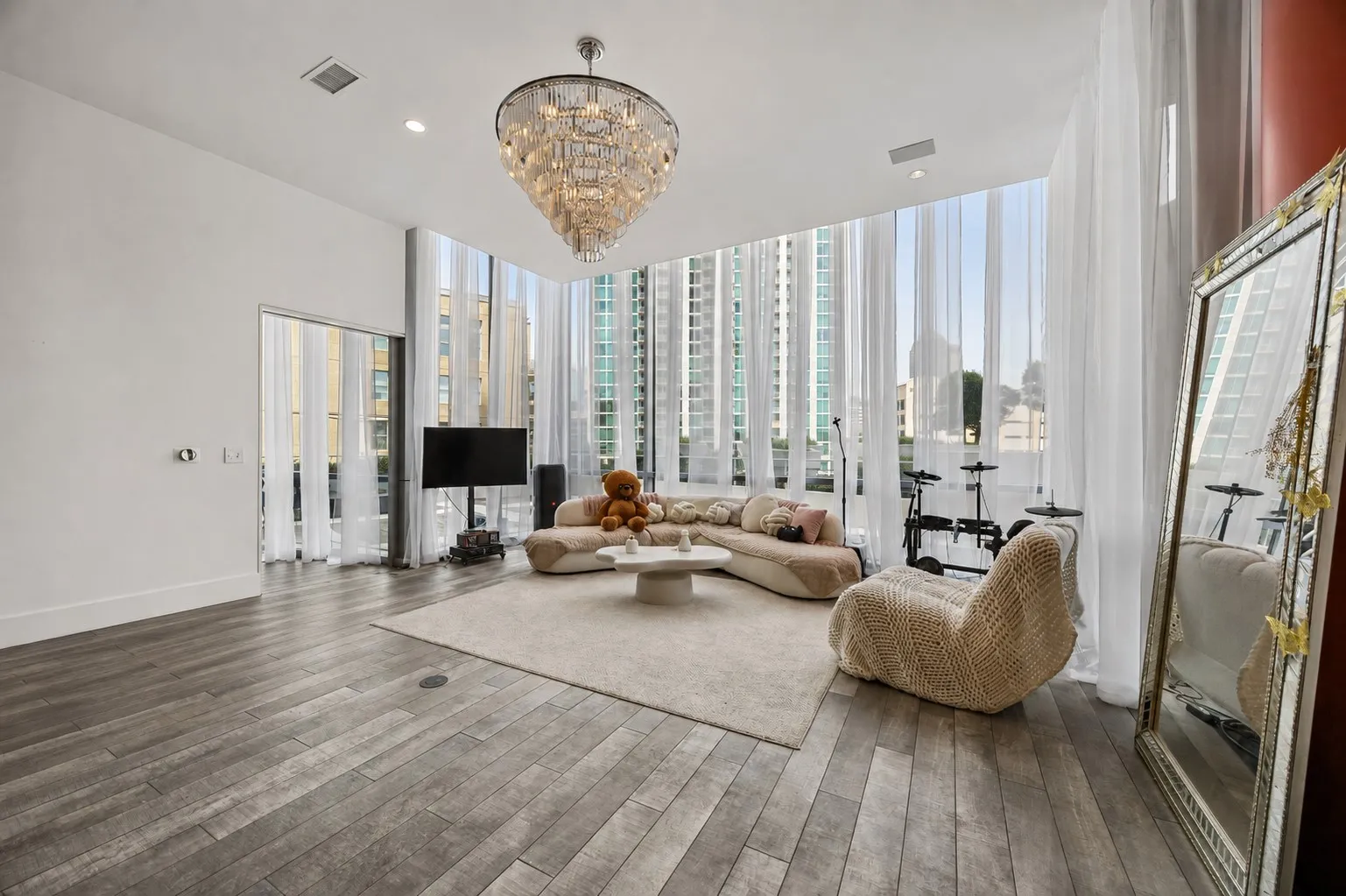 Condominium For Sale in Dallas County , 2200 Victory Avenue 502, Dallas, Texas 75219, 1 Bedroom, 2 Bathroom, 1 Garage spaces, 1,165 Sqft, built in 2007, Price $650,000, mls#21358422, Real Estate Agent in Dallas, Homes For Sale in Dallas county, Homes For Sale in Dallas, Realtor in Dallas Texas, Real Estate Brokerage Independent Realty Texas, Luminita Cordes Realtor