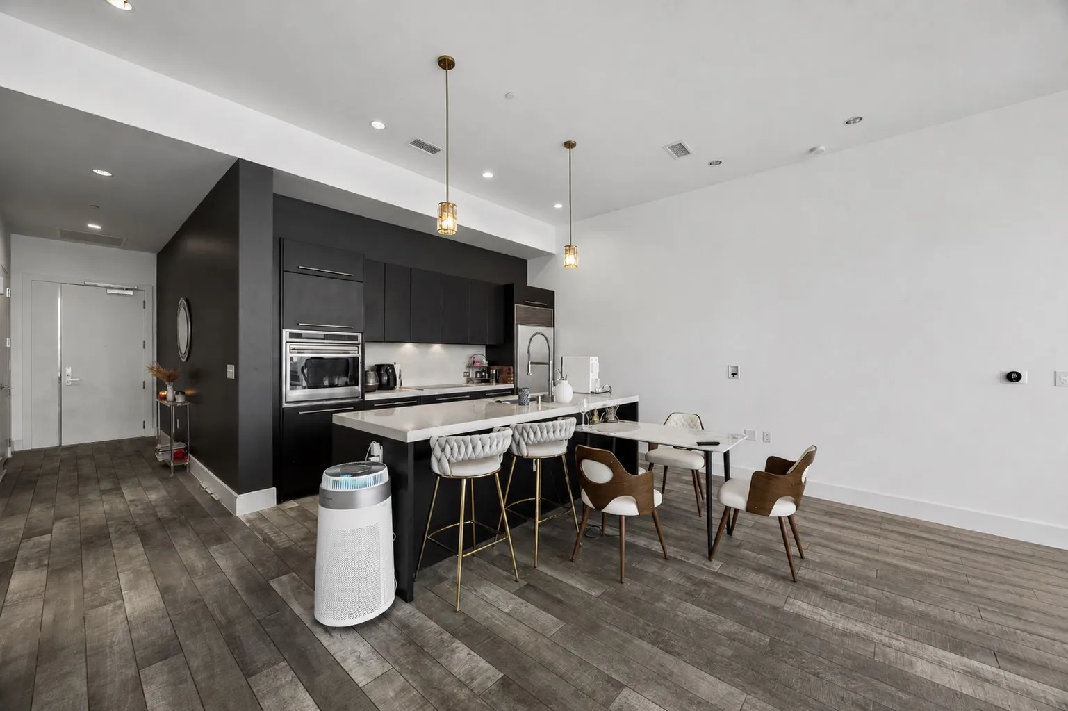 Condominium For Sale in Dallas County , 2200 Victory Avenue 502, Dallas, Texas 75219, 1 Bedroom, 2 Bathroom, 1 Garage spaces, 1,165 Sqft, built in 2007, Price $650,000, mls#21358422, Real Estate Agent in Dallas, Homes For Sale in Dallas county, Homes For Sale in Dallas, Realtor in Dallas Texas, Real Estate Brokerage Independent Realty Texas, Luminita Cordes Realtor