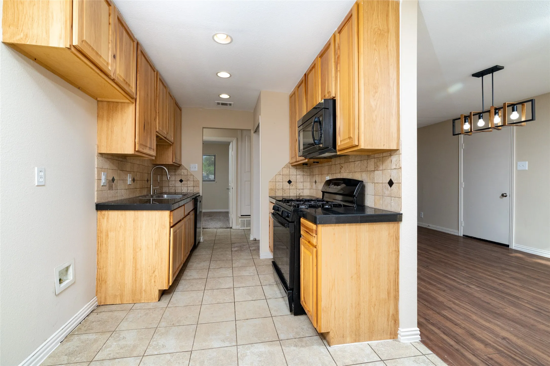 Single Family Residence For Sale in Dallas County , 2906 Harvard Street N, Irving, Texas 75062, 3 Bedroom, 2 Bathroom, 1 Garage spaces, 1,253 Sqft, built in 1963, mls#21358662, Real Estate Agent in Irving, Homes For Sale in Dallas county, Homes For Sale in Irving, Realtor in Irving Texas, Real Estate Brokerage Independent Realty Texas, Luminita Cordes Realtor