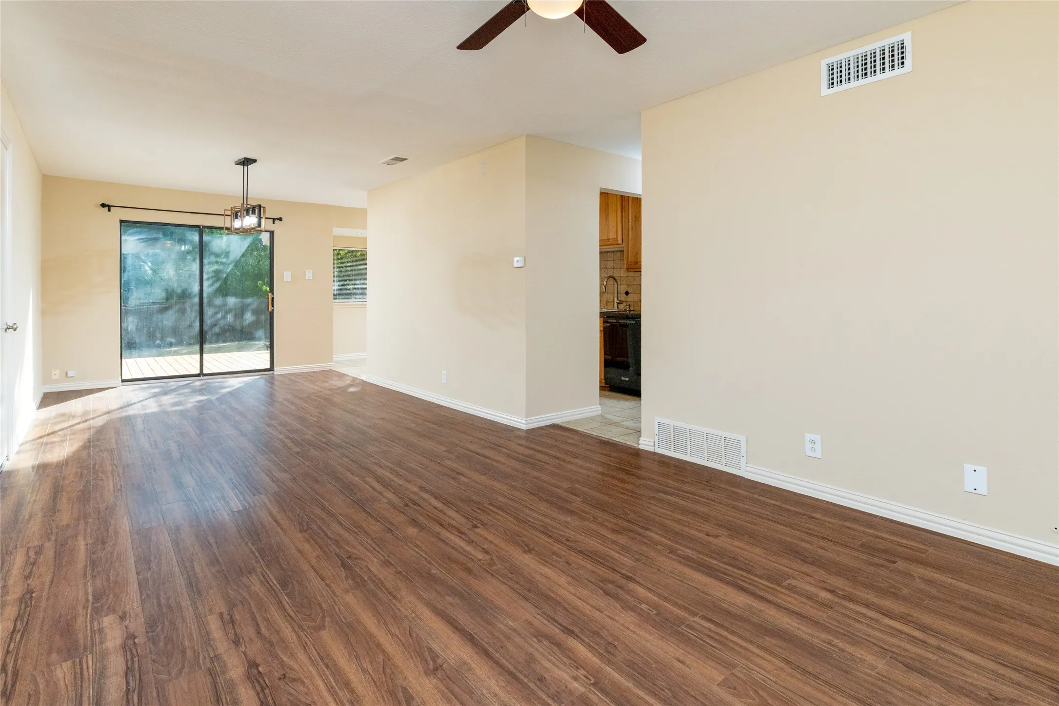 Single Family Residence For Sale in Dallas County , 2906 Harvard Street N, Irving, Texas 75062, 3 Bedroom, 2 Bathroom, 1 Garage spaces, 1,253 Sqft, built in 1963, mls#21358662, Real Estate Agent in Irving, Homes For Sale in Dallas county, Homes For Sale in Irving, Realtor in Irving Texas, Real Estate Brokerage Independent Realty Texas, Luminita Cordes Realtor