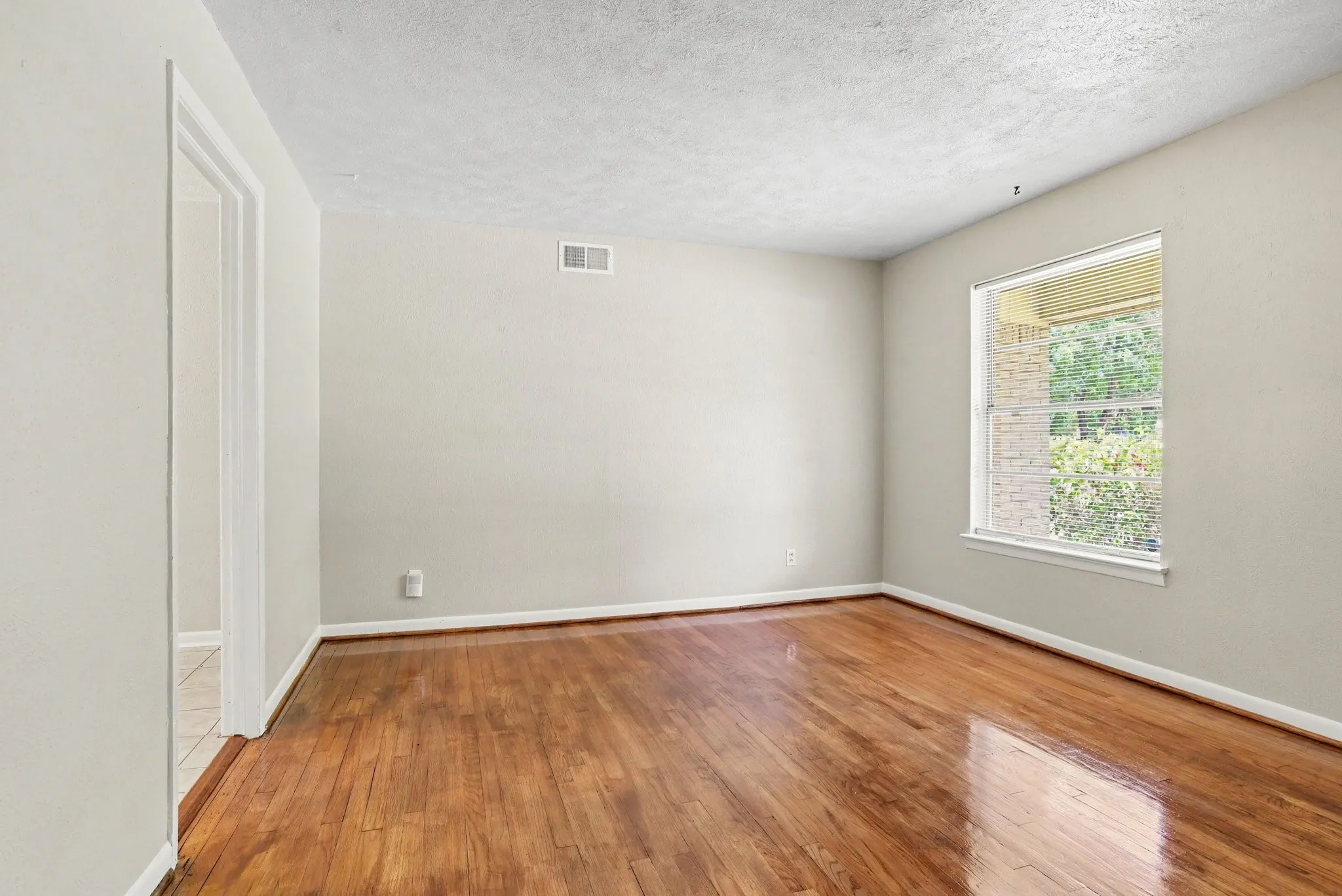 Single Family Residence For Sale in Dallas County , 8821 Rustown Drive, Dallas, Texas 75228, 3 Bedroom, 1 Bathroom, 1 Garage spaces, 1,159 Sqft, built in 1957, mls#21358853, Real Estate Agent in Dallas, Homes For Sale in Dallas county, Homes For Sale in Dallas, Realtor in Dallas Texas, Real Estate Brokerage Independent Realty Texas, Luminita Cordes Realtor
