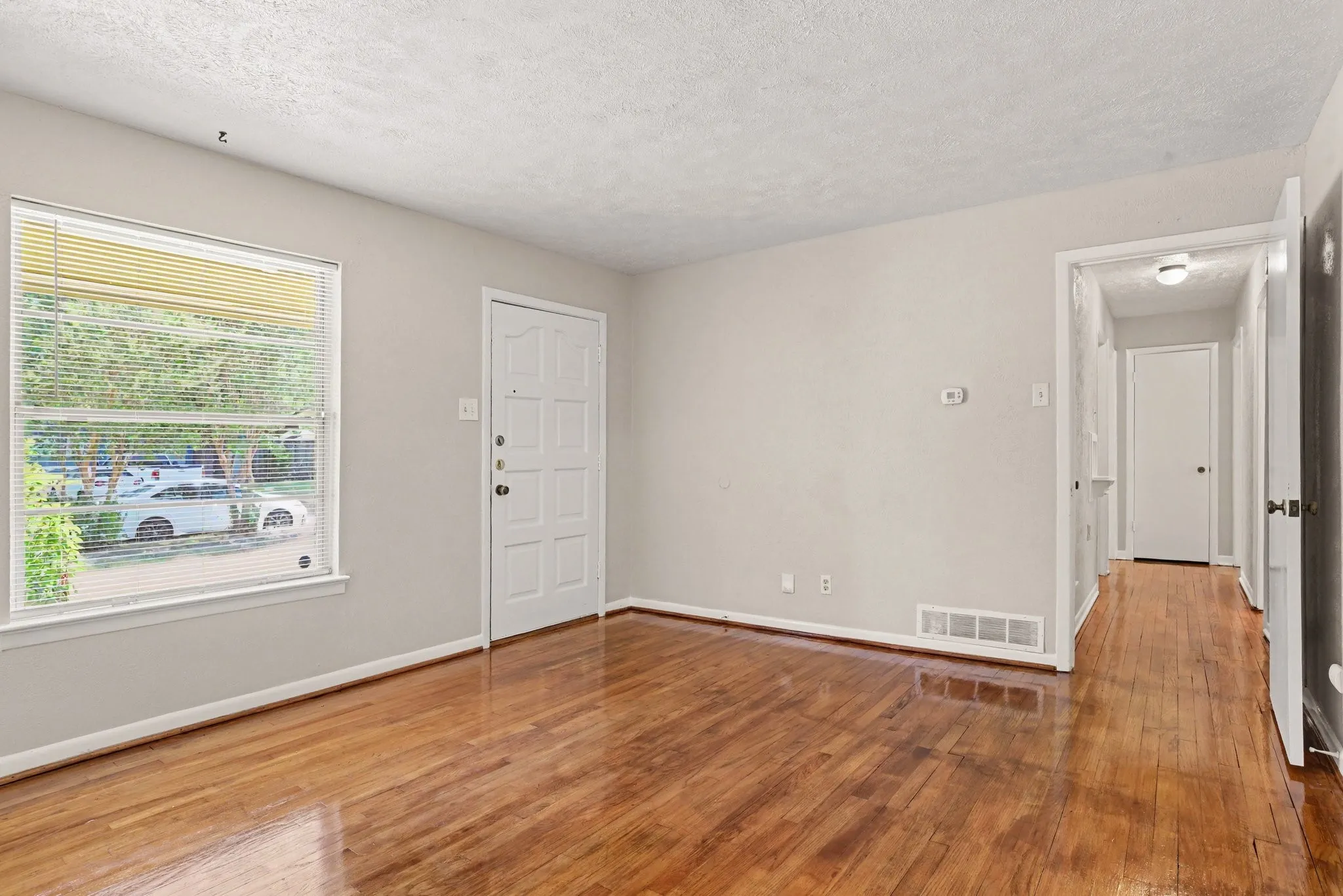 Single Family Residence For Sale in Dallas County , 8821 Rustown Drive, Dallas, Texas 75228, 3 Bedroom, 1 Bathroom, 1 Garage spaces, 1,159 Sqft, built in 1957, mls#21358853, Real Estate Agent in Dallas, Homes For Sale in Dallas county, Homes For Sale in Dallas, Realtor in Dallas Texas, Real Estate Brokerage Independent Realty Texas, Luminita Cordes Realtor