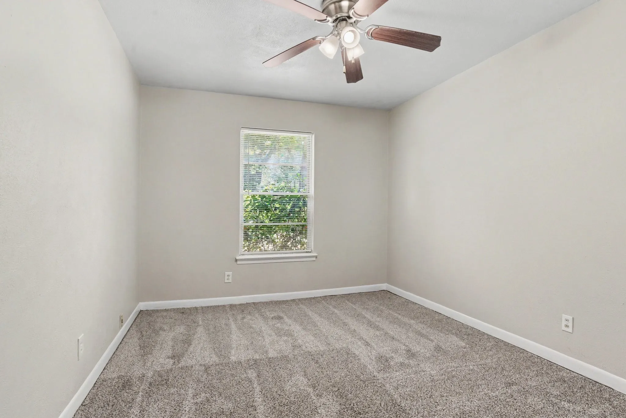 Single Family Residence For Sale in Dallas County , 8821 Rustown Drive, Dallas, Texas 75228, 3 Bedroom, 1 Bathroom, 1 Garage spaces, 1,159 Sqft, built in 1957, mls#21358853, Real Estate Agent in Dallas, Homes For Sale in Dallas county, Homes For Sale in Dallas, Realtor in Dallas Texas, Real Estate Brokerage Independent Realty Texas, Luminita Cordes Realtor