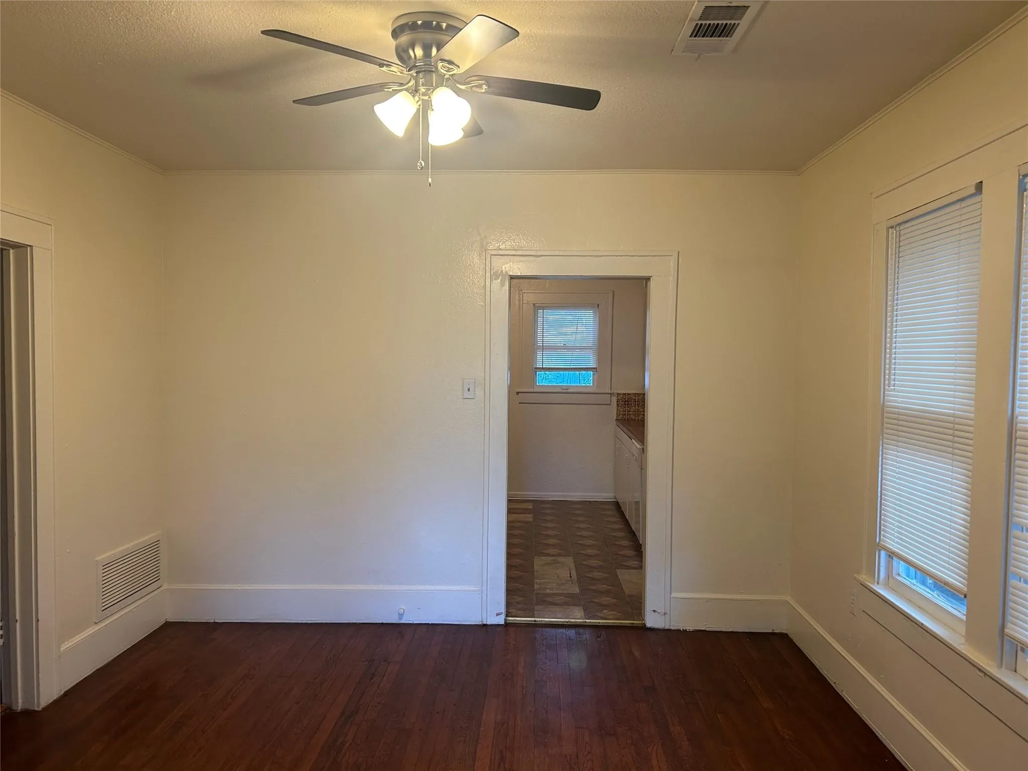 Single Family Residence For Sale in Dallas County , 1138 Pioneer Drive, Dallas, Texas 75224, 2 Bedroom, 1 Bathroom, Garage spaces, 1,283 Sqft, built in 1925, mls#21358693, Real Estate Agent in Dallas, Homes For Sale in Dallas county, Homes For Sale in Dallas, Realtor in Dallas Texas, Real Estate Brokerage Independent Realty Texas, Luminita Cordes Realtor