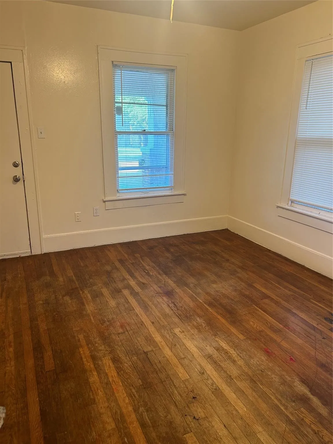 Single Family Residence For Sale in Dallas County , 1138 Pioneer Drive, Dallas, Texas 75224, 2 Bedroom, 1 Bathroom, Garage spaces, 1,283 Sqft, built in 1925, mls#21358693, Real Estate Agent in Dallas, Homes For Sale in Dallas county, Homes For Sale in Dallas, Realtor in Dallas Texas, Real Estate Brokerage Independent Realty Texas, Luminita Cordes Realtor