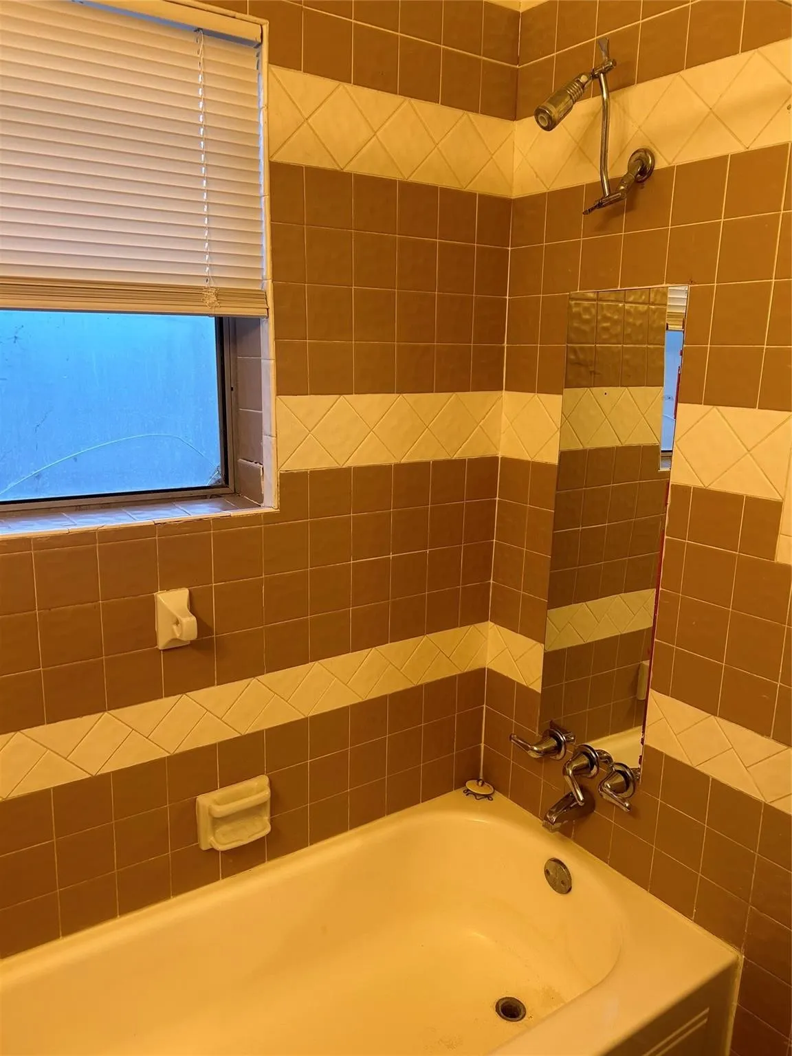 Single Family Residence For Sale in Dallas County , 1138 Pioneer Drive, Dallas, Texas 75224, 2 Bedroom, 1 Bathroom, Garage spaces, 1,283 Sqft, built in 1925, mls#21358693, Real Estate Agent in Dallas, Homes For Sale in Dallas county, Homes For Sale in Dallas, Realtor in Dallas Texas, Real Estate Brokerage Independent Realty Texas, Luminita Cordes Realtor