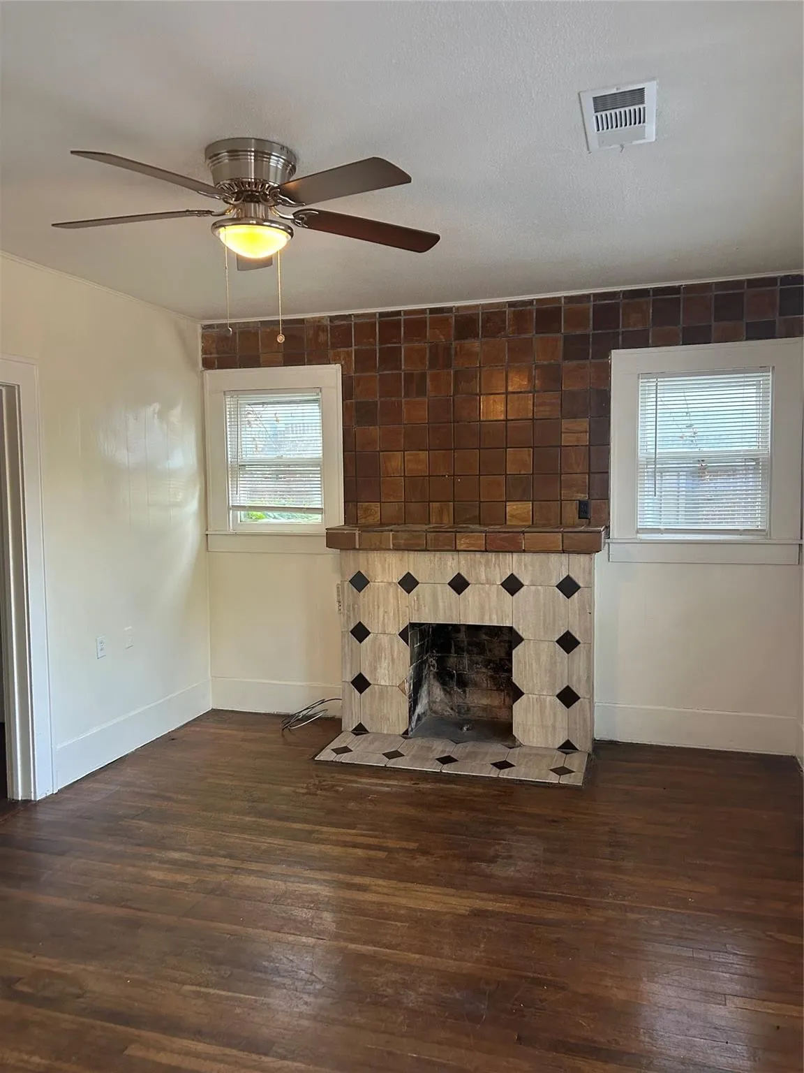 Single Family Residence For Sale in Dallas County , 1138 Pioneer Drive, Dallas, Texas 75224, 2 Bedroom, 1 Bathroom, Garage spaces, 1,283 Sqft, built in 1925, mls#21358693, Real Estate Agent in Dallas, Homes For Sale in Dallas county, Homes For Sale in Dallas, Realtor in Dallas Texas, Real Estate Brokerage Independent Realty Texas, Luminita Cordes Realtor