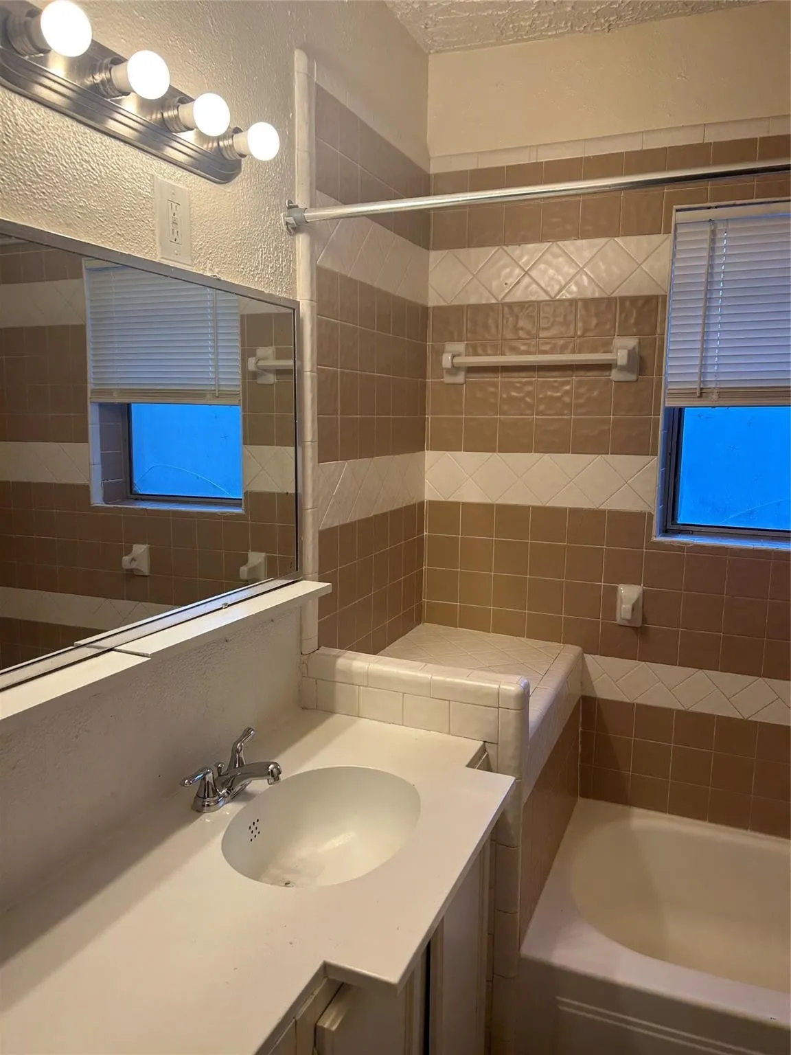 Single Family Residence For Sale in Dallas County , 1138 Pioneer Drive, Dallas, Texas 75224, 2 Bedroom, 1 Bathroom, Garage spaces, 1,283 Sqft, built in 1925, mls#21358693, Real Estate Agent in Dallas, Homes For Sale in Dallas county, Homes For Sale in Dallas, Realtor in Dallas Texas, Real Estate Brokerage Independent Realty Texas, Luminita Cordes Realtor