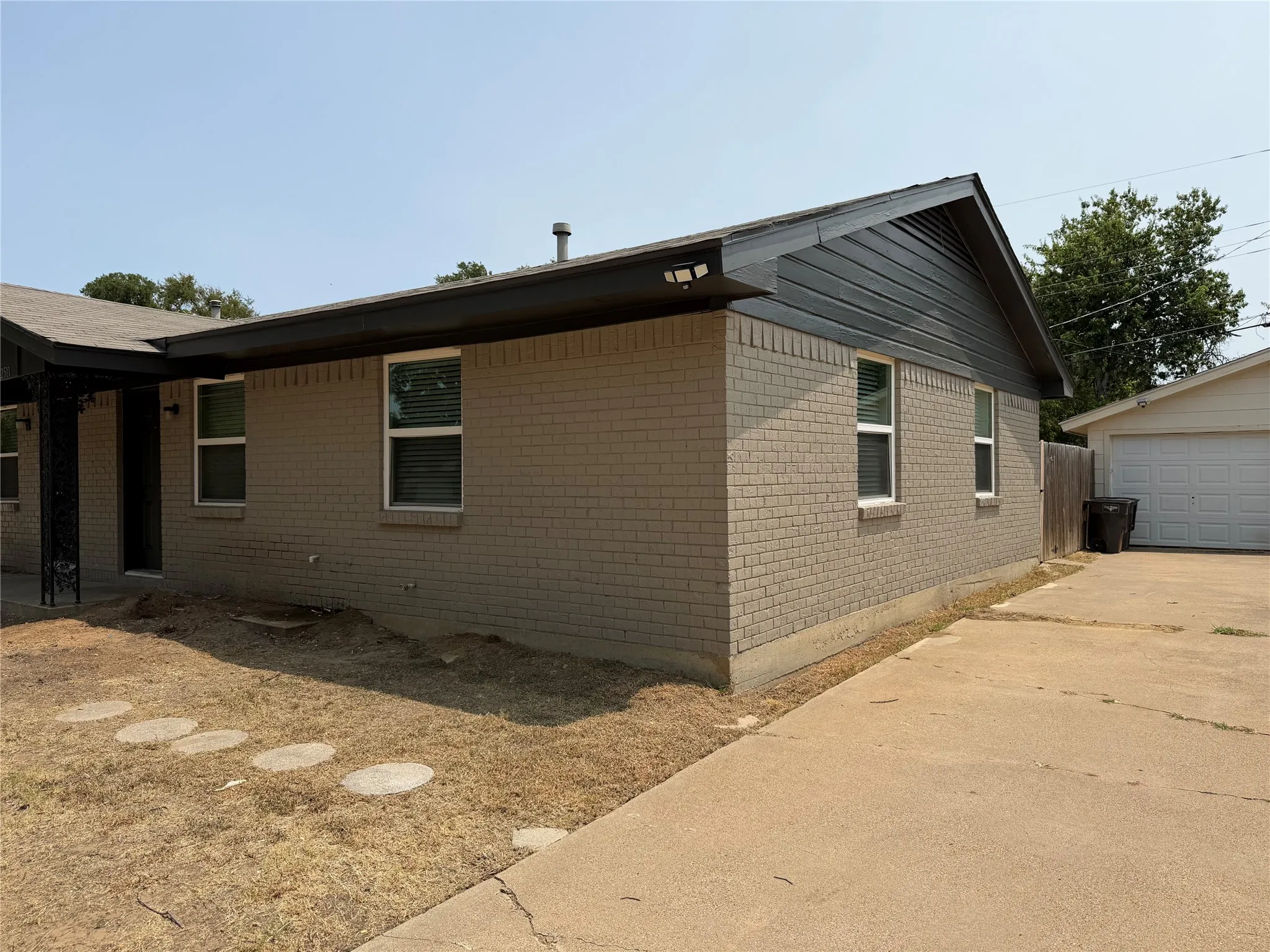 Duplex For Rent in Tarrant County , 2511 Normont Circle, Fort Worth, Texas 76103, 2 Bedroom, 1 Bathroom, 1 Garage spaces, 774 Sqft, built in 1954, mls#21358844, Real Estate Agent in Fort Worth, Homes For Rent in Tarrant county, Homes For Rent in Fort Worth, Realtor in Fort Worth Texas, Real Estate Brokerage Independent Realty Texas, Luminita Cordes Realtor