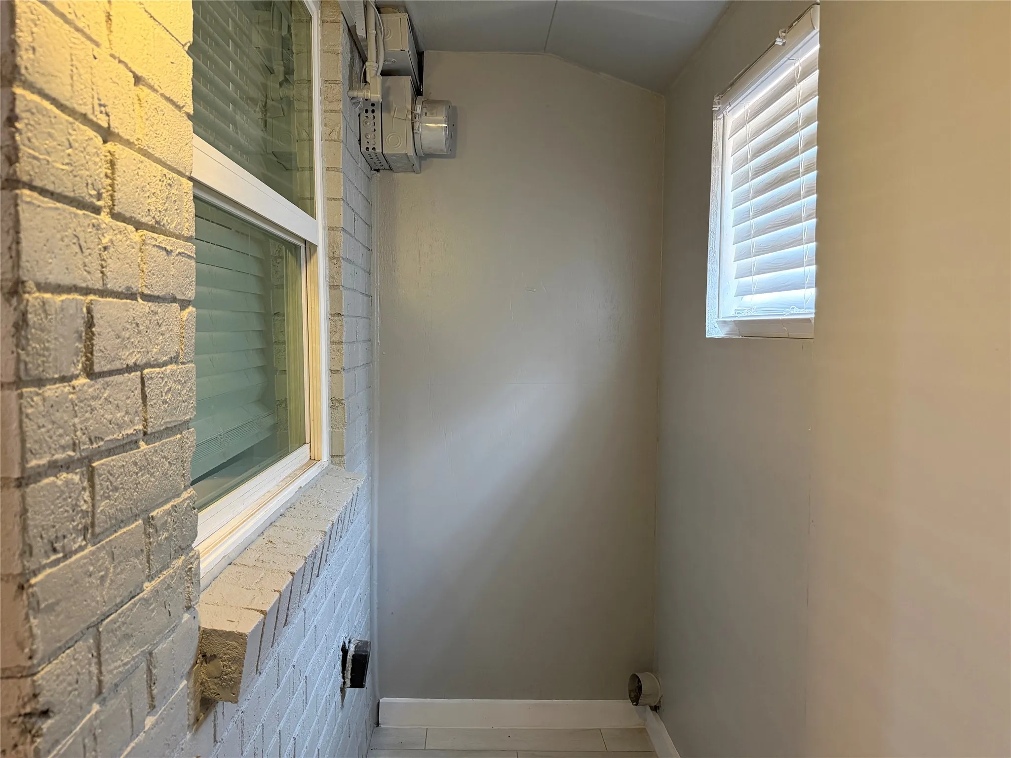 Duplex For Rent in Tarrant County , 2511 Normont Circle, Fort Worth, Texas 76103, 2 Bedroom, 1 Bathroom, 1 Garage spaces, 774 Sqft, built in 1954, mls#21358844, Real Estate Agent in Fort Worth, Homes For Rent in Tarrant county, Homes For Rent in Fort Worth, Realtor in Fort Worth Texas, Real Estate Brokerage Independent Realty Texas, Luminita Cordes Realtor