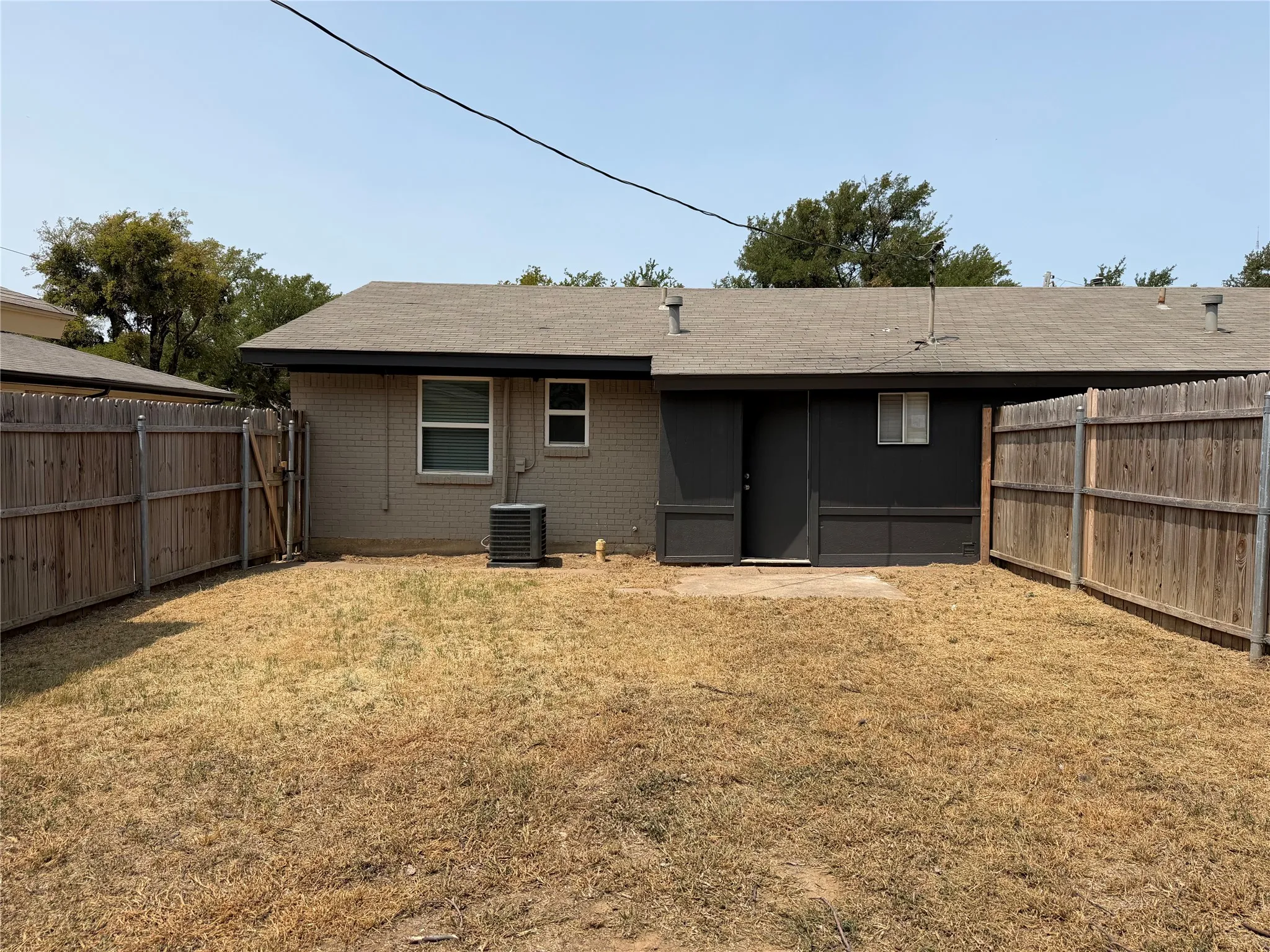 Duplex For Rent in Tarrant County , 2511 Normont Circle, Fort Worth, Texas 76103, 2 Bedroom, 1 Bathroom, 1 Garage spaces, 774 Sqft, built in 1954, mls#21358844, Real Estate Agent in Fort Worth, Homes For Rent in Tarrant county, Homes For Rent in Fort Worth, Realtor in Fort Worth Texas, Real Estate Brokerage Independent Realty Texas, Luminita Cordes Realtor