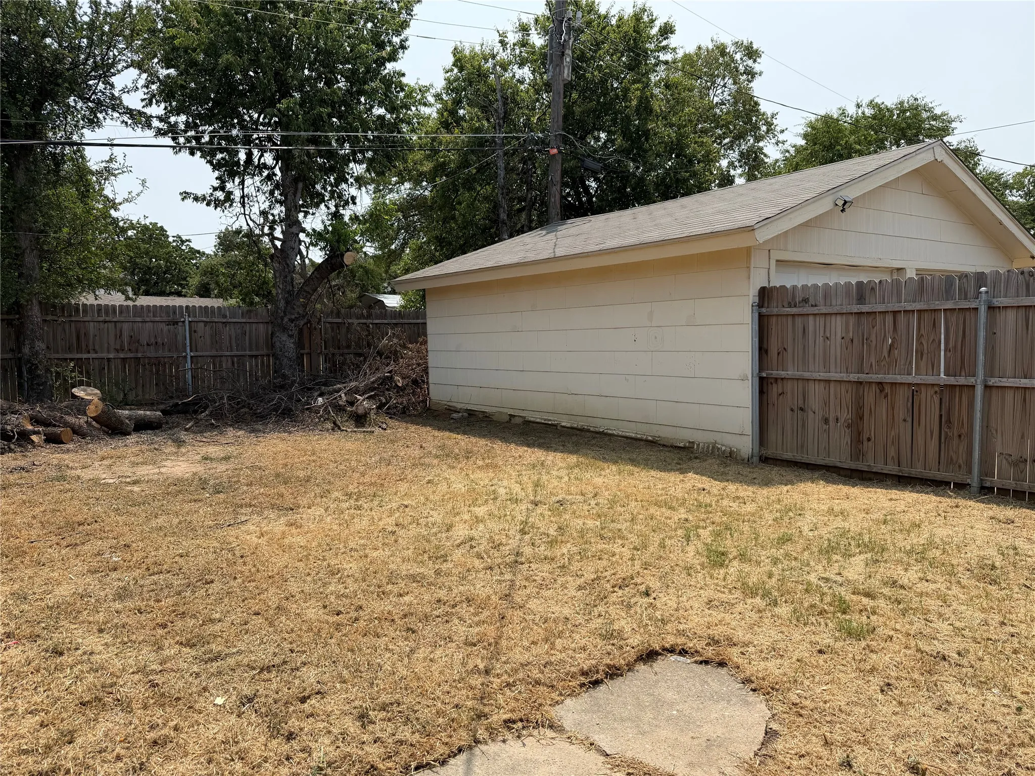 Duplex For Rent in Tarrant County , 2511 Normont Circle, Fort Worth, Texas 76103, 2 Bedroom, 1 Bathroom, 1 Garage spaces, 774 Sqft, built in 1954, mls#21358844, Real Estate Agent in Fort Worth, Homes For Rent in Tarrant county, Homes For Rent in Fort Worth, Realtor in Fort Worth Texas, Real Estate Brokerage Independent Realty Texas, Luminita Cordes Realtor