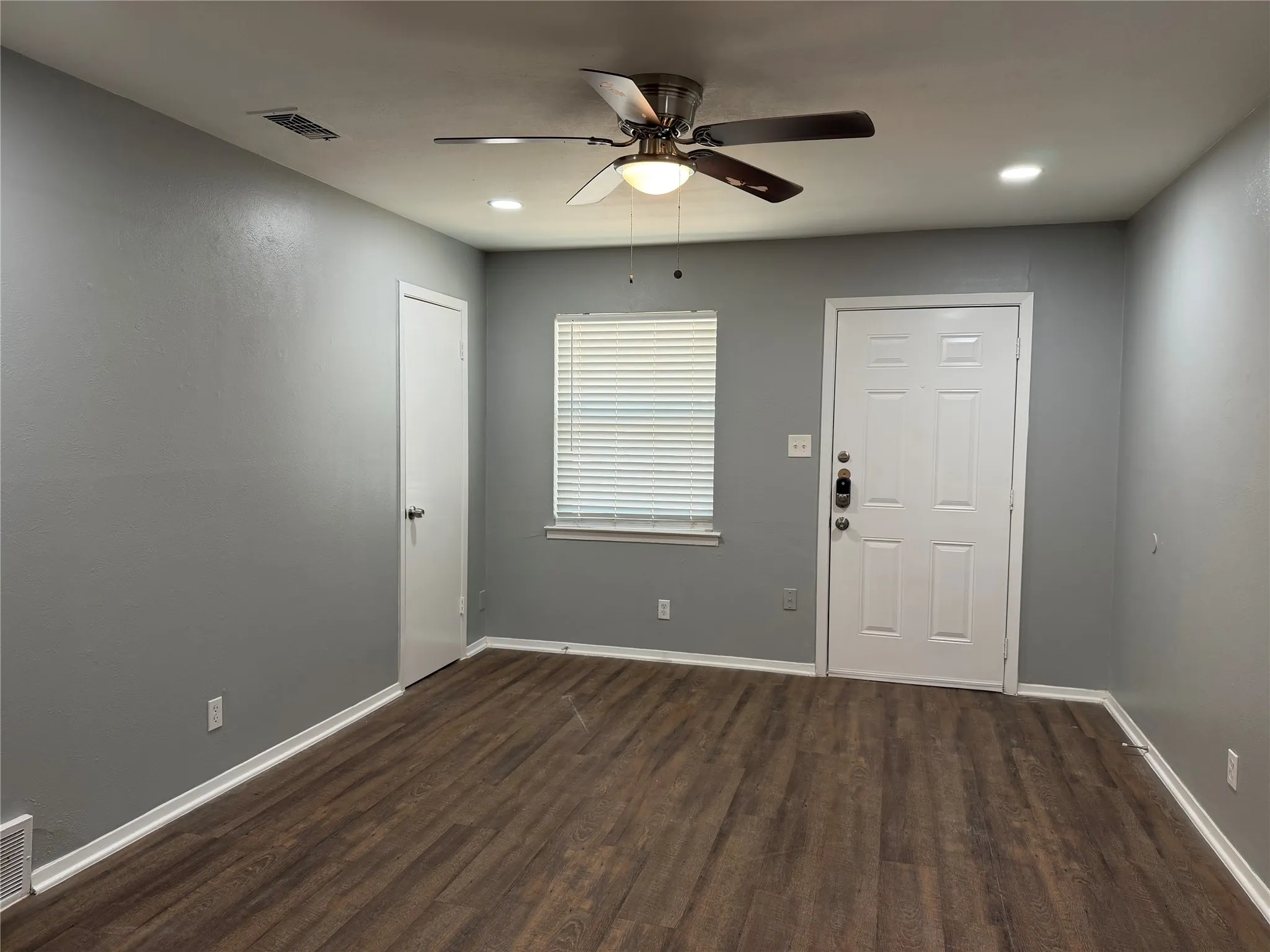 Duplex For Rent in Tarrant County , 2511 Normont Circle, Fort Worth, Texas 76103, 2 Bedroom, 1 Bathroom, 1 Garage spaces, 774 Sqft, built in 1954, mls#21358844, Real Estate Agent in Fort Worth, Homes For Rent in Tarrant county, Homes For Rent in Fort Worth, Realtor in Fort Worth Texas, Real Estate Brokerage Independent Realty Texas, Luminita Cordes Realtor