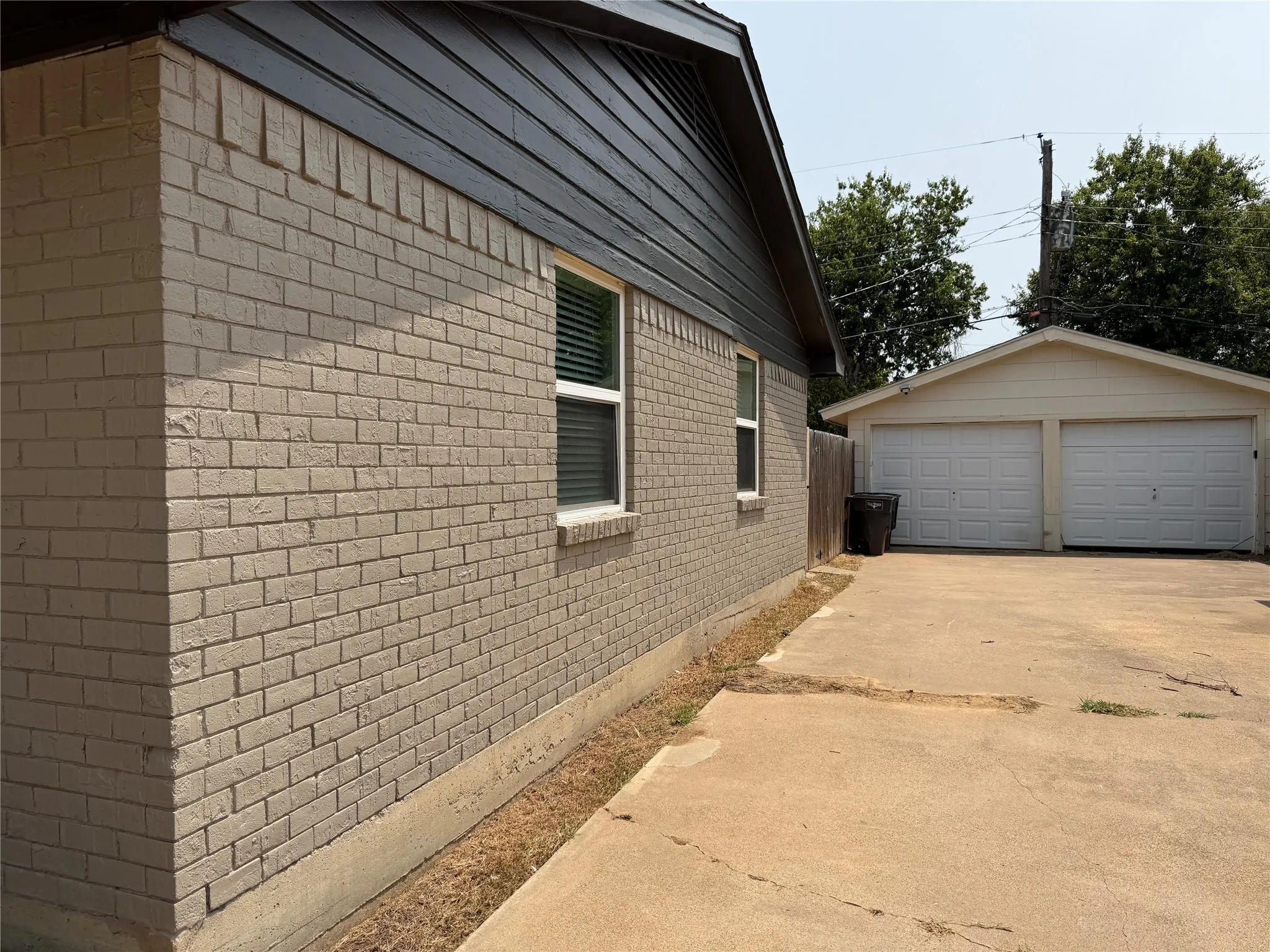 Duplex For Rent in Tarrant County , 2511 Normont Circle, Fort Worth, Texas 76103, 2 Bedroom, 1 Bathroom, 1 Garage spaces, 774 Sqft, built in 1954, mls#21358844, Real Estate Agent in Fort Worth, Homes For Rent in Tarrant county, Homes For Rent in Fort Worth, Realtor in Fort Worth Texas, Real Estate Brokerage Independent Realty Texas, Luminita Cordes Realtor