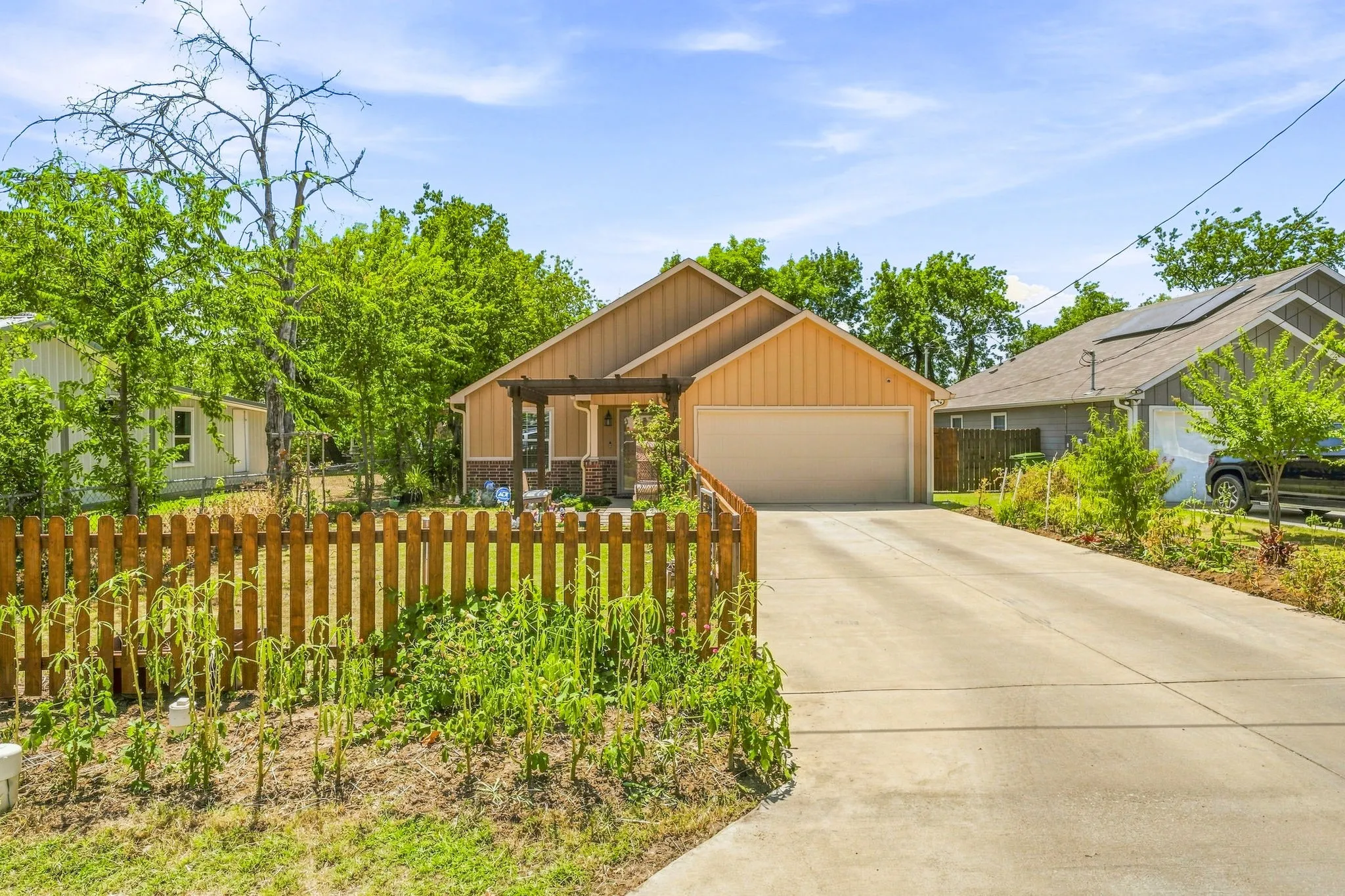 Single Family Residence For Sale in Palo Pinto County , 1006 SE 3rd Street, Mineral Wells, Texas 76067, 3 Bedroom, 2 Bathroom, 2 Garage spaces, 1,481 Sqft, built in 2022, mls#21357536, Real Estate Agent in Mineral Wells, Homes For Sale in Palo Pinto county, Homes For Sale in Mineral Wells, Realtor in Mineral Wells Texas, Real Estate Brokerage Independent Realty Texas, Luminita Cordes Realtor