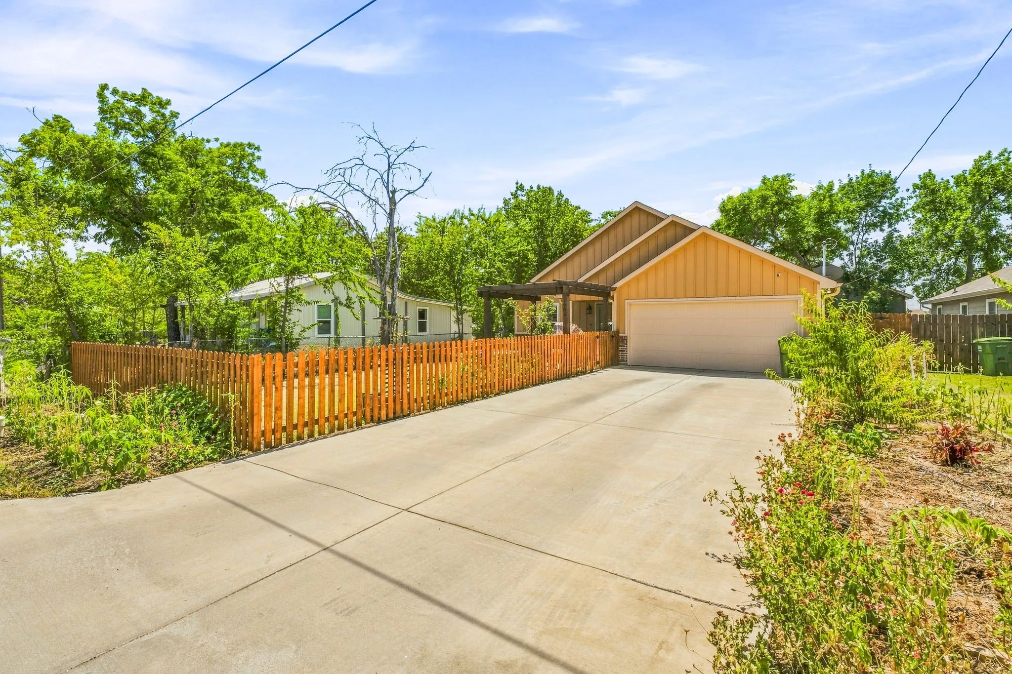 Single Family Residence For Sale in Palo Pinto County , 1006 SE 3rd Street, Mineral Wells, Texas 76067, 3 Bedroom, 2 Bathroom, 2 Garage spaces, 1,481 Sqft, built in 2022, mls#21357536, Real Estate Agent in Mineral Wells, Homes For Sale in Palo Pinto county, Homes For Sale in Mineral Wells, Realtor in Mineral Wells Texas, Real Estate Brokerage Independent Realty Texas, Luminita Cordes Realtor