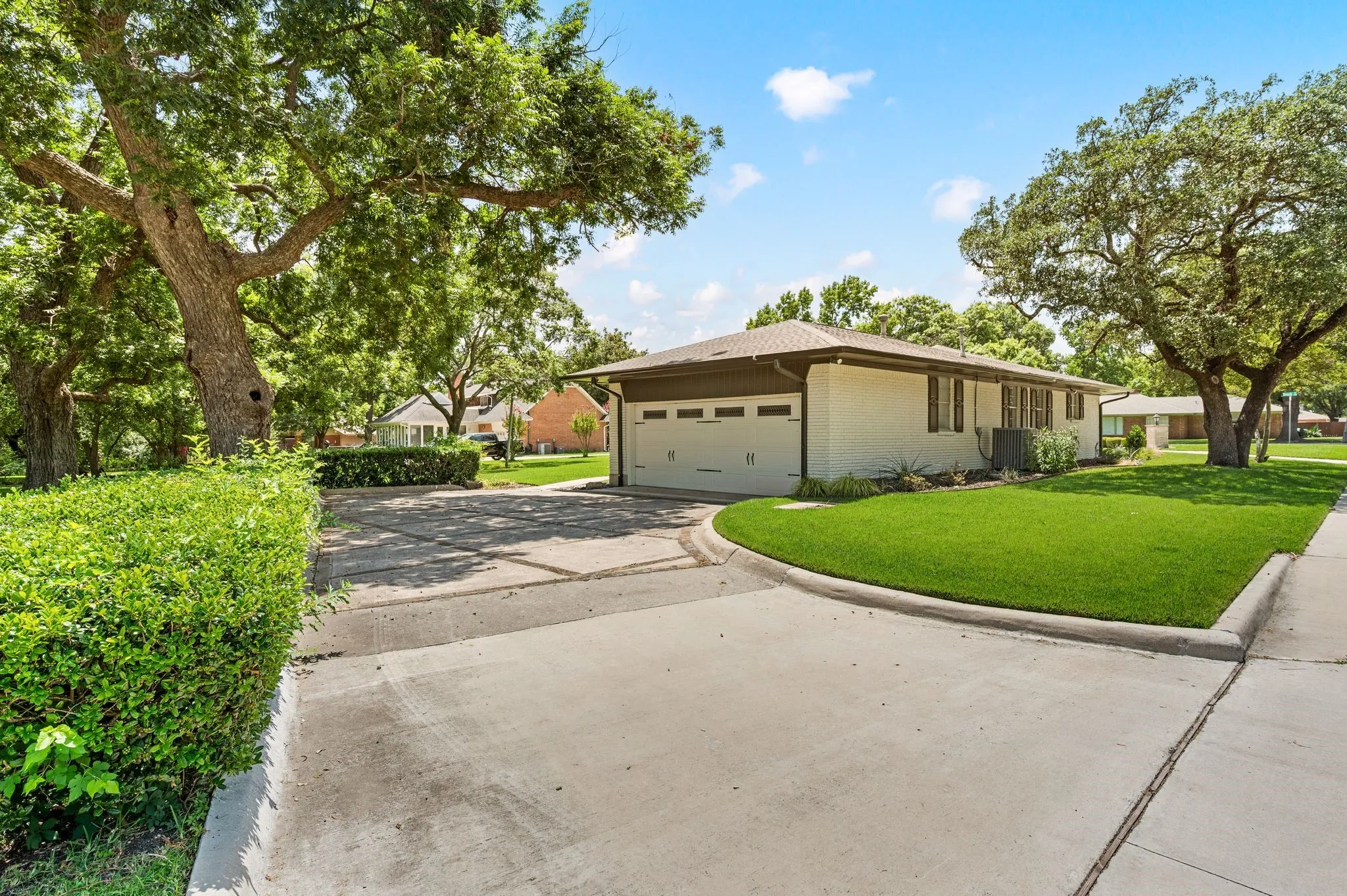 Single Family Residence For Sale in Collin County , 416 Brook Lane, Mc Kinney, Texas 75069, 3 Bedroom, 3 Bathroom, 2 Garage spaces, 3,782 Sqft, built in 1960, mls#21347436, Real Estate Agent in Mc Kinney, Homes For Sale in Collin county, Homes For Sale in Mc Kinney, Realtor in Mc Kinney Texas, Real Estate Brokerage Independent Realty Texas, Luminita Cordes Realtor
